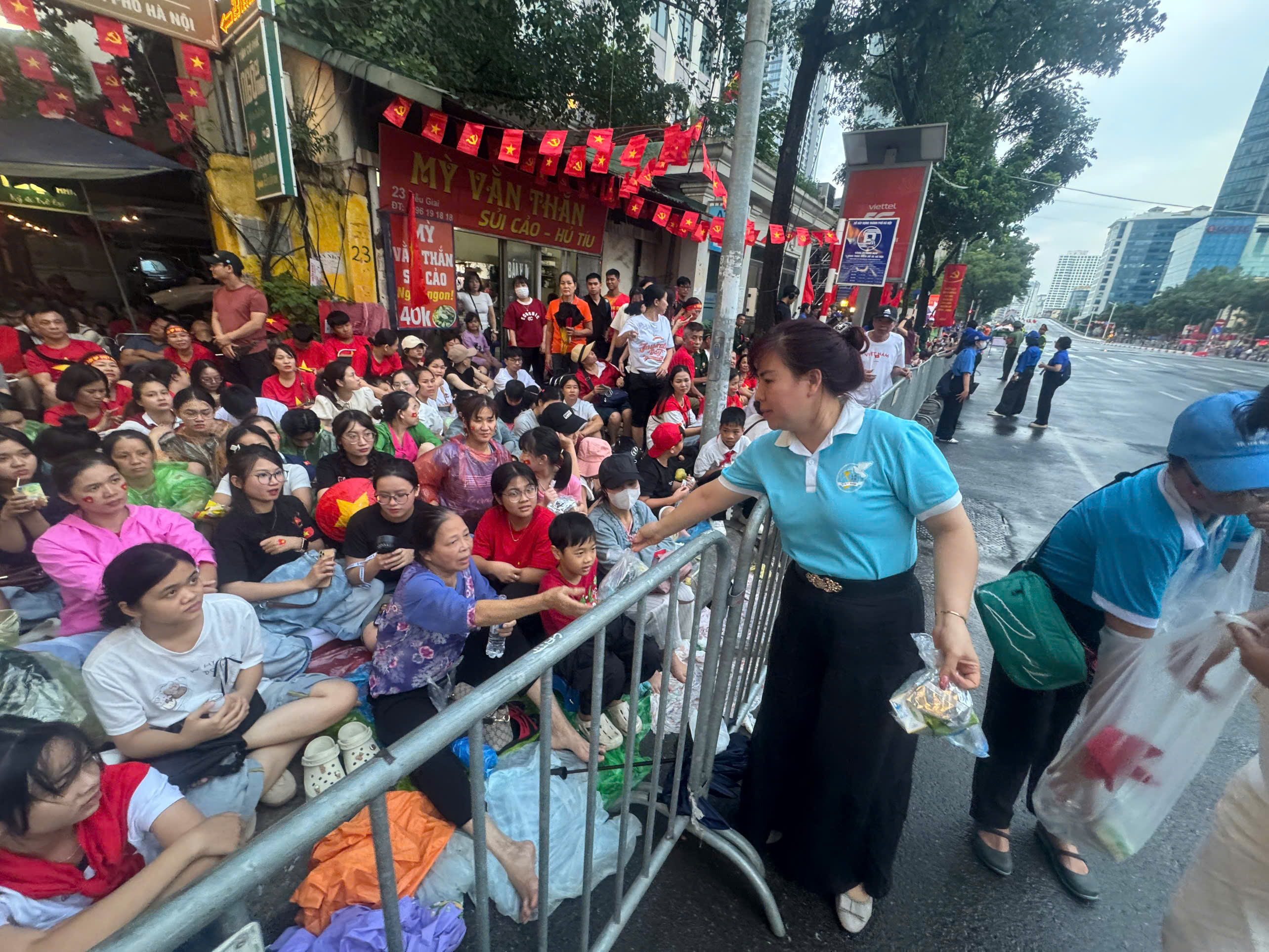 Hội LHPN Ngọc Hà: Gửi tặng hàng trăm suất ăn sáng tới lực lượng làm nhiệm vụ và người dân xem diễu binh, diễu hành - ảnh 8