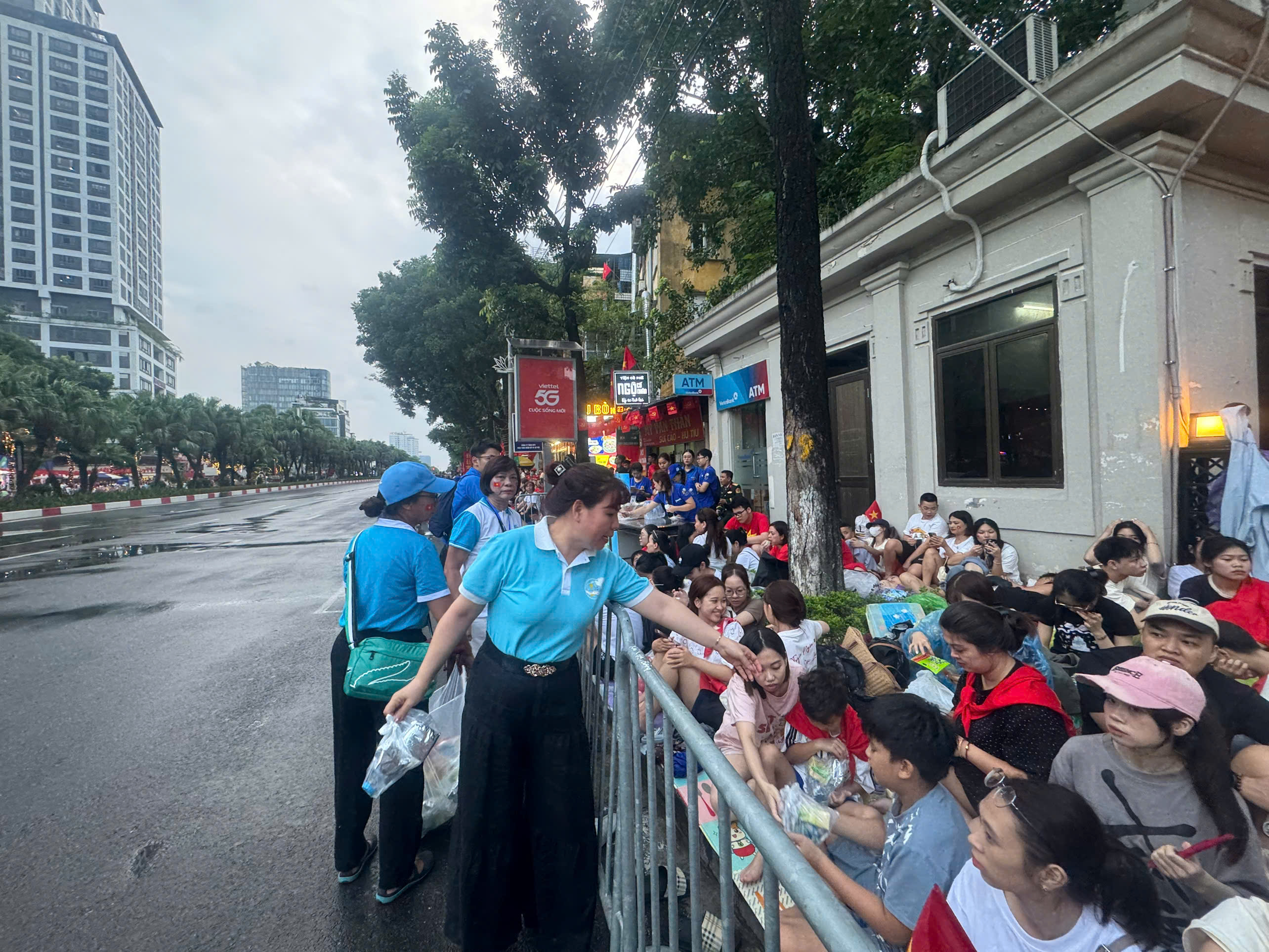 Hội LHPN Ngọc Hà: Gửi tặng hàng trăm suất ăn sáng tới lực lượng làm nhiệm vụ và người dân xem diễu binh, diễu hành - ảnh 7