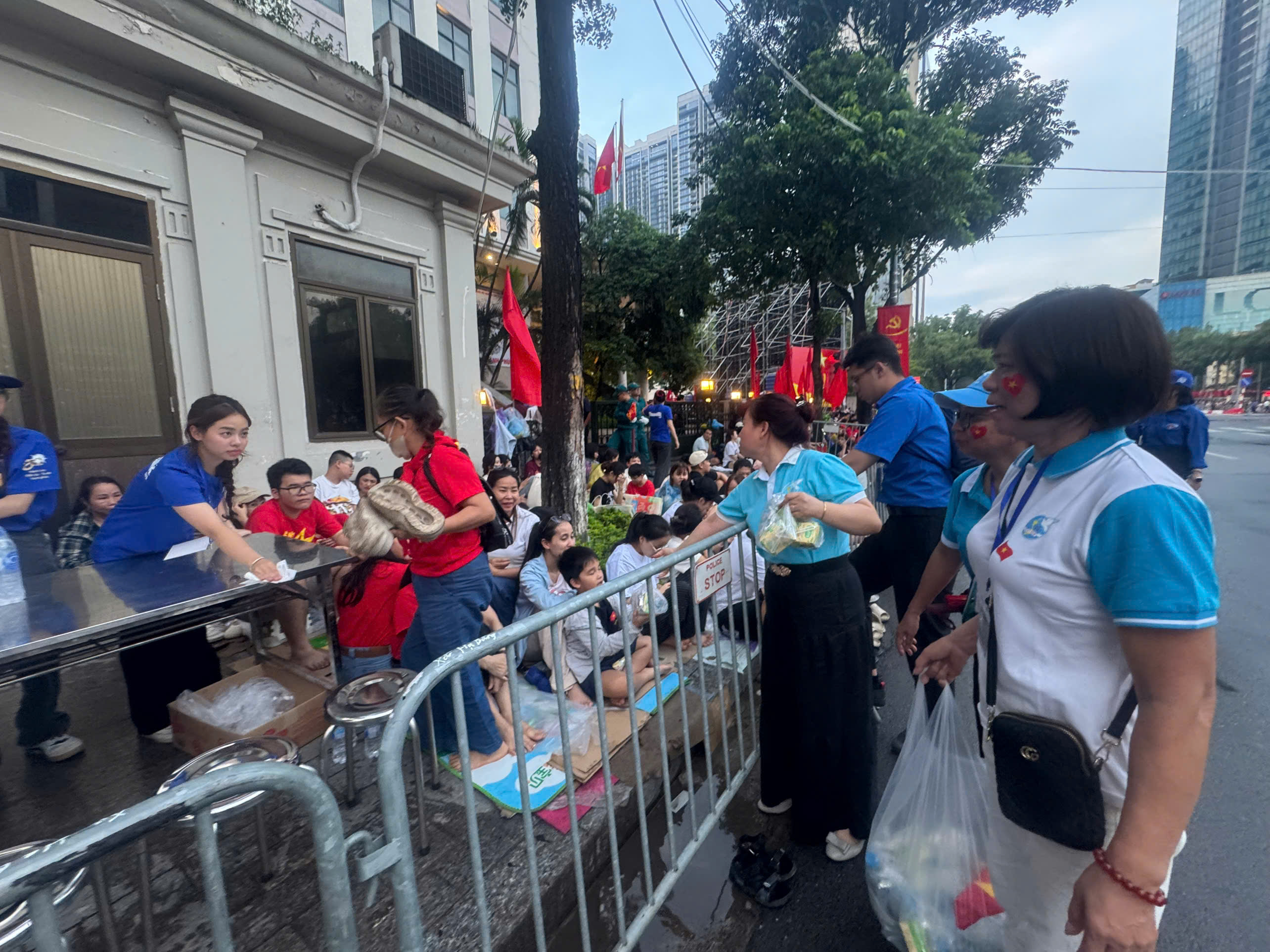 Hội LHPN Ngọc Hà: Gửi tặng hàng trăm suất ăn sáng tới lực lượng làm nhiệm vụ và người dân xem diễu binh, diễu hành - ảnh 6