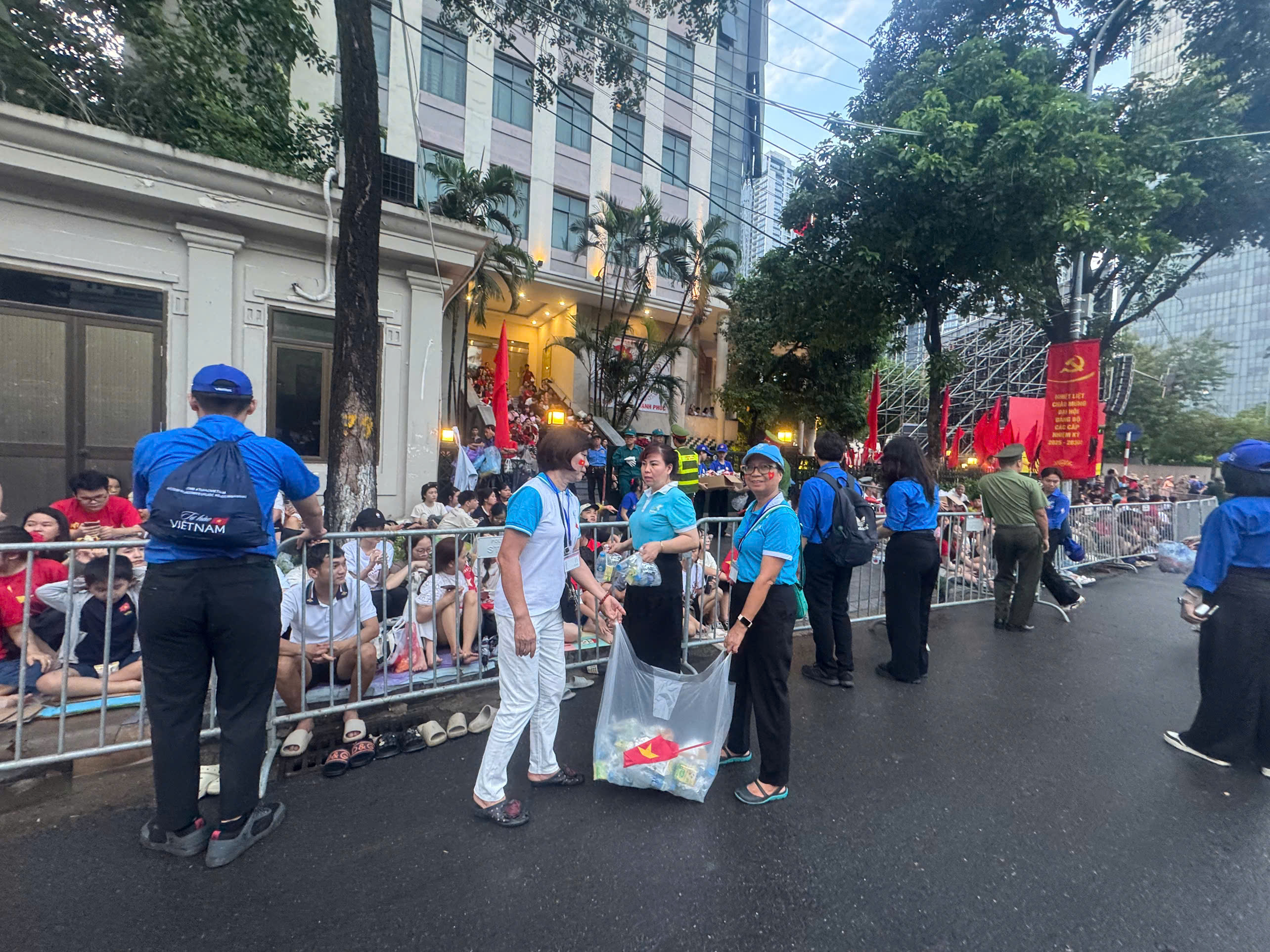 Hội LHPN Ngọc Hà: Gửi tặng hàng trăm suất ăn sáng tới lực lượng làm nhiệm vụ và người dân xem diễu binh, diễu hành - ảnh 4