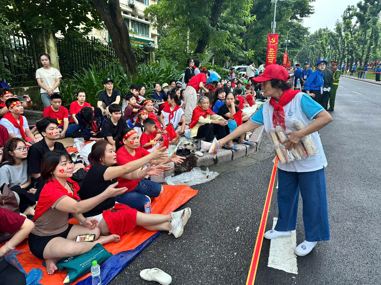 Hội LHPN Ngọc Hà: Gửi tặng hàng trăm suất ăn sáng tới lực lượng làm nhiệm vụ và người dân xem diễu binh, diễu hành - ảnh 3