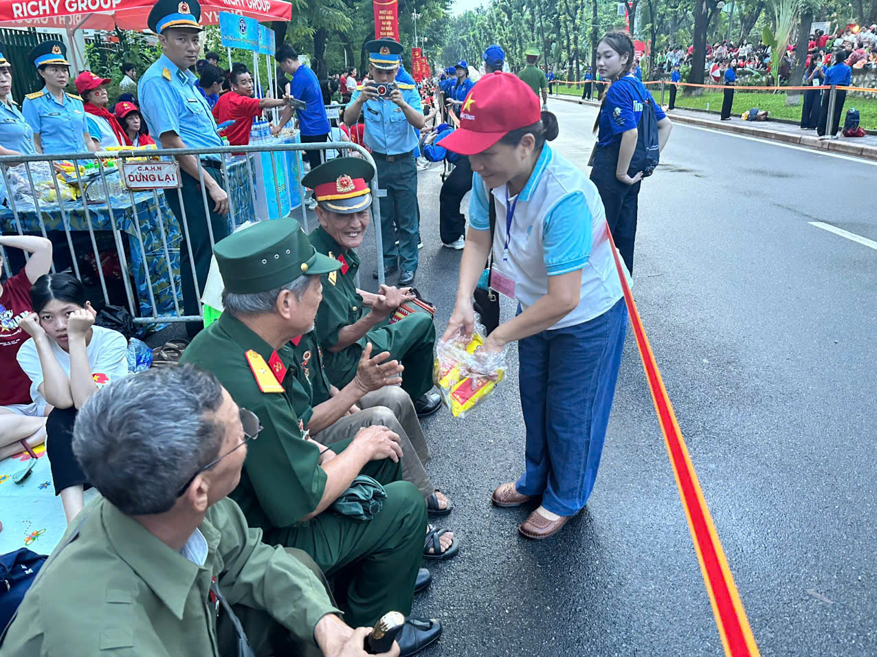 Hội LHPN Ngọc Hà: Gửi tặng hàng trăm suất ăn sáng tới lực lượng làm nhiệm vụ và người dân xem diễu binh, diễu hành - ảnh 2