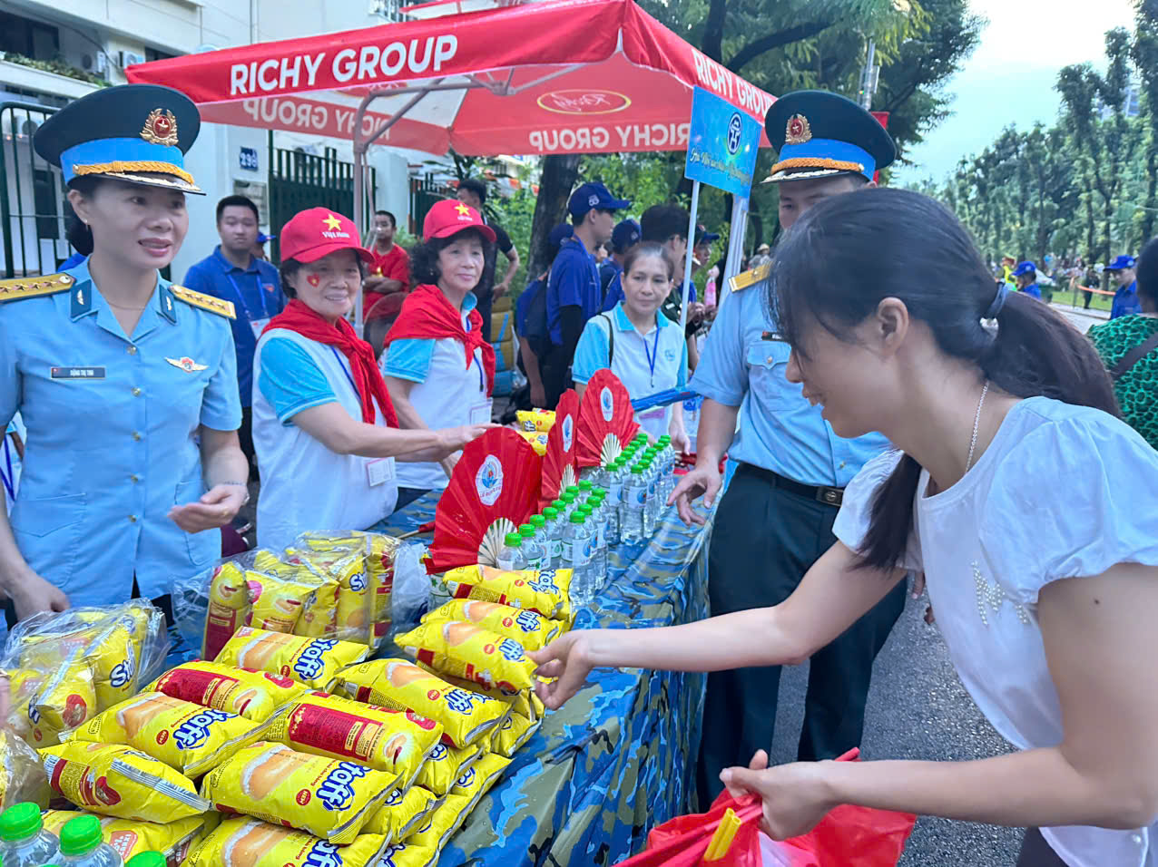 Hội LHPN Ngọc Hà: Gửi tặng hàng trăm suất ăn sáng tới lực lượng làm nhiệm vụ và người dân xem diễu binh, diễu hành - ảnh 1