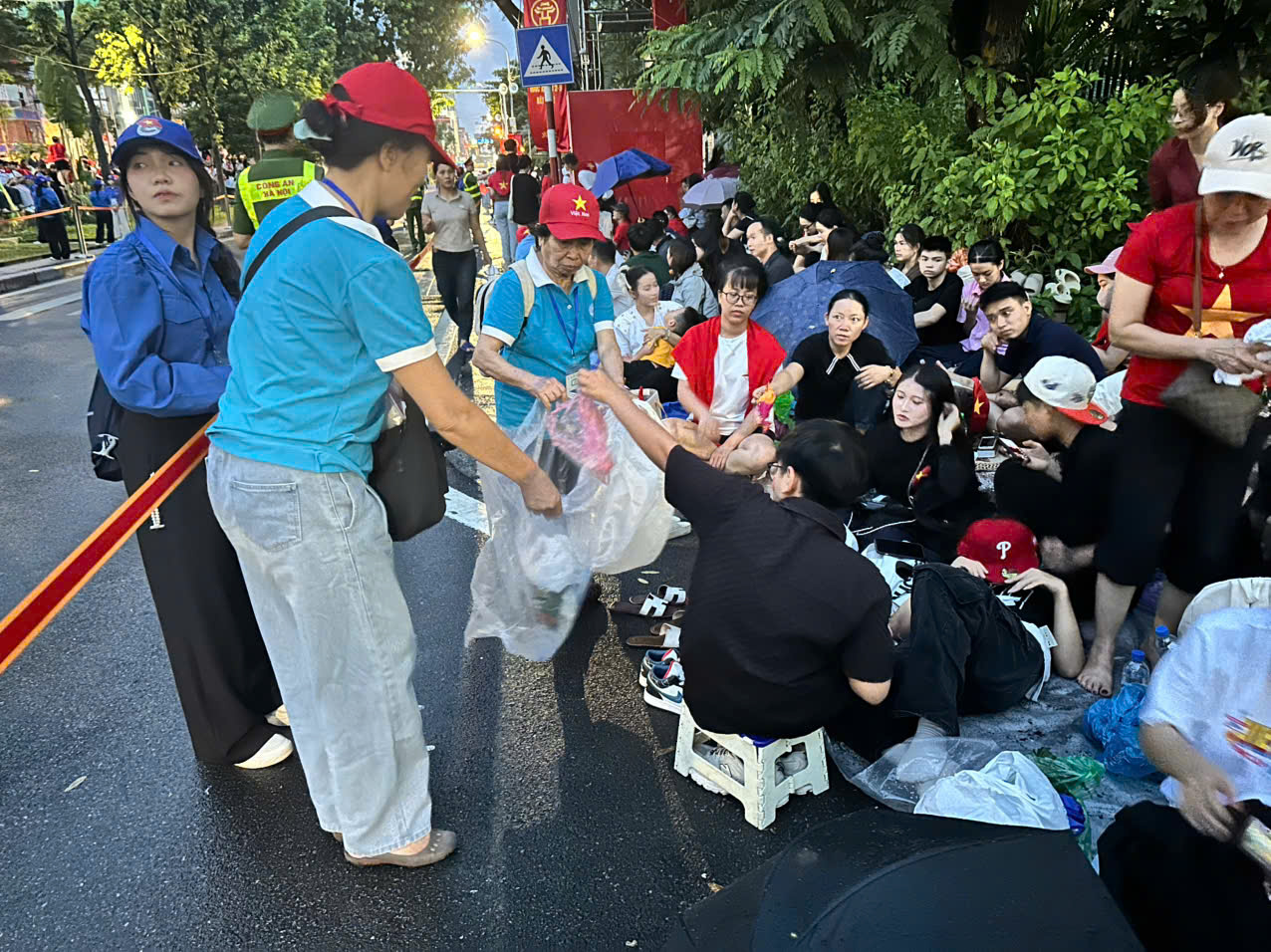 Hội LHPN Ngọc Hà: Gửi tặng hàng trăm suất ăn sáng tới lực lượng làm nhiệm vụ và người dân xem diễu binh, diễu hành - ảnh 14