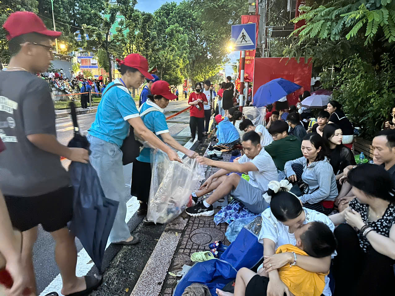 Hội LHPN Ngọc Hà: Gửi tặng hàng trăm suất ăn sáng tới lực lượng làm nhiệm vụ và người dân xem diễu binh, diễu hành - ảnh 13