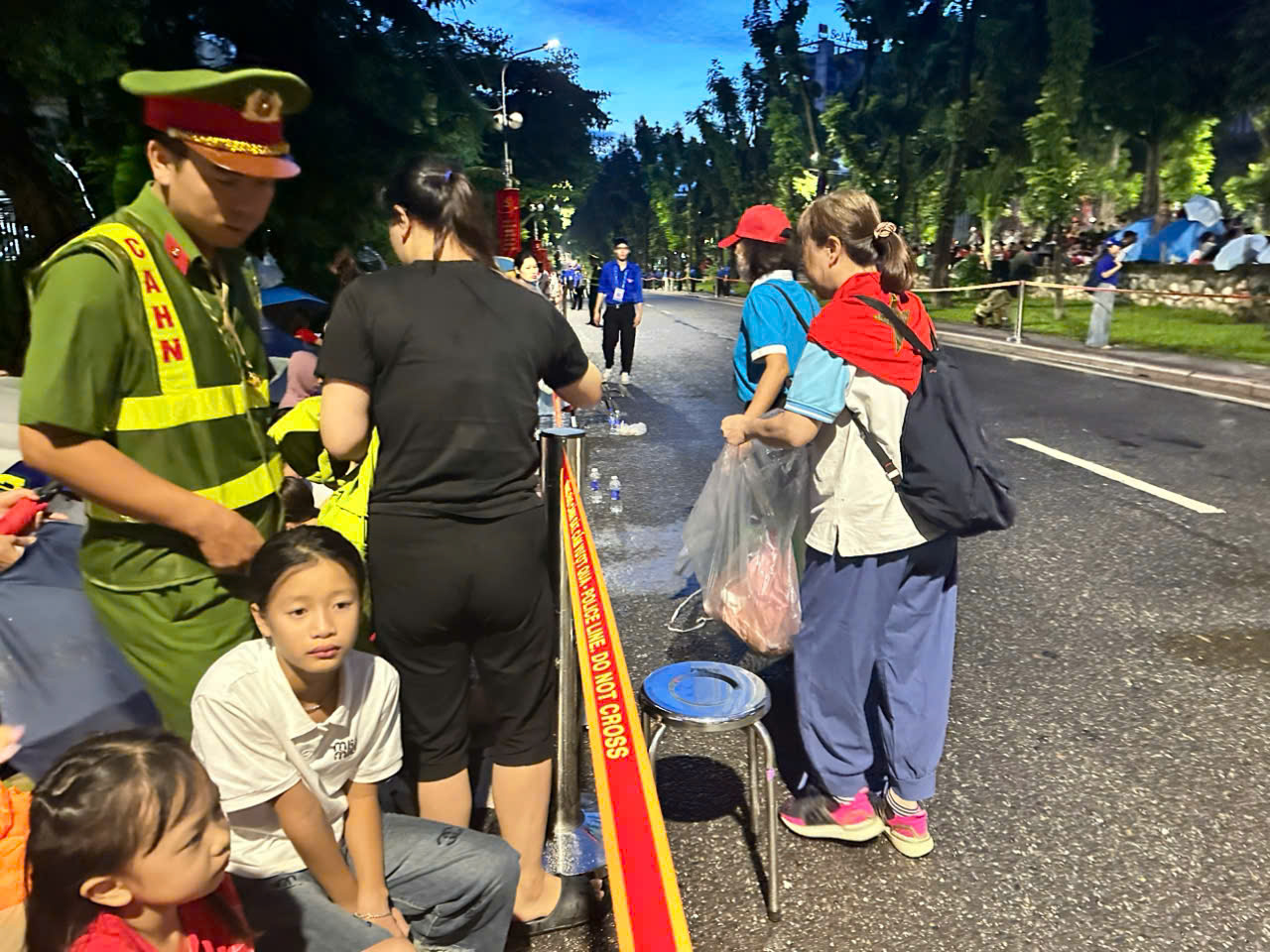 Hội LHPN Ngọc Hà: Gửi tặng hàng trăm suất ăn sáng tới lực lượng làm nhiệm vụ và người dân xem diễu binh, diễu hành - ảnh 12