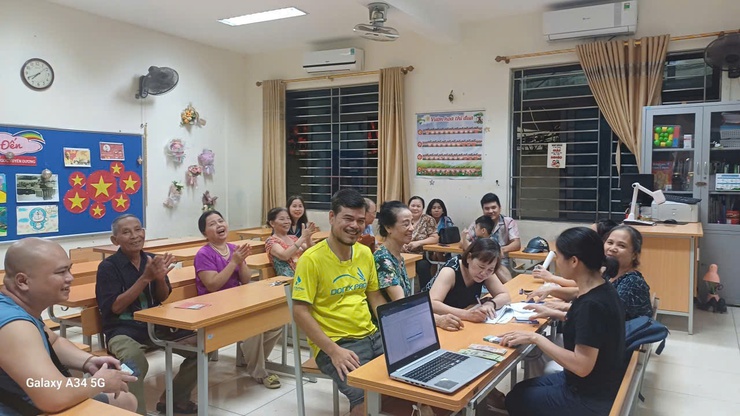 Người dân phường Ba Đình phấn khởi nhận quà của Nhà nước ngay trong Tết Độc lập - ảnh 1