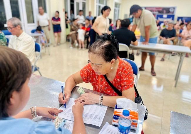 Phường Ngọc Hà: Cơ bản hoàn tất trao tặng quà của Nhà nước trước 2/9 - ảnh 1