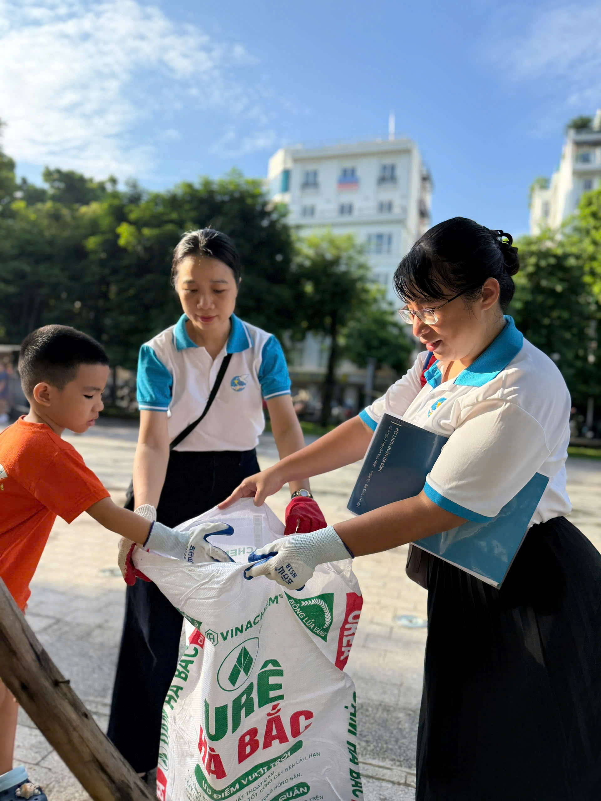 Hội LHPN phường Ba Đình: Phối hợp ra quân hưởng ứng Chiến dịch “Làm cho Thế giới sạch hơn” năm 2025 - ảnh 3
