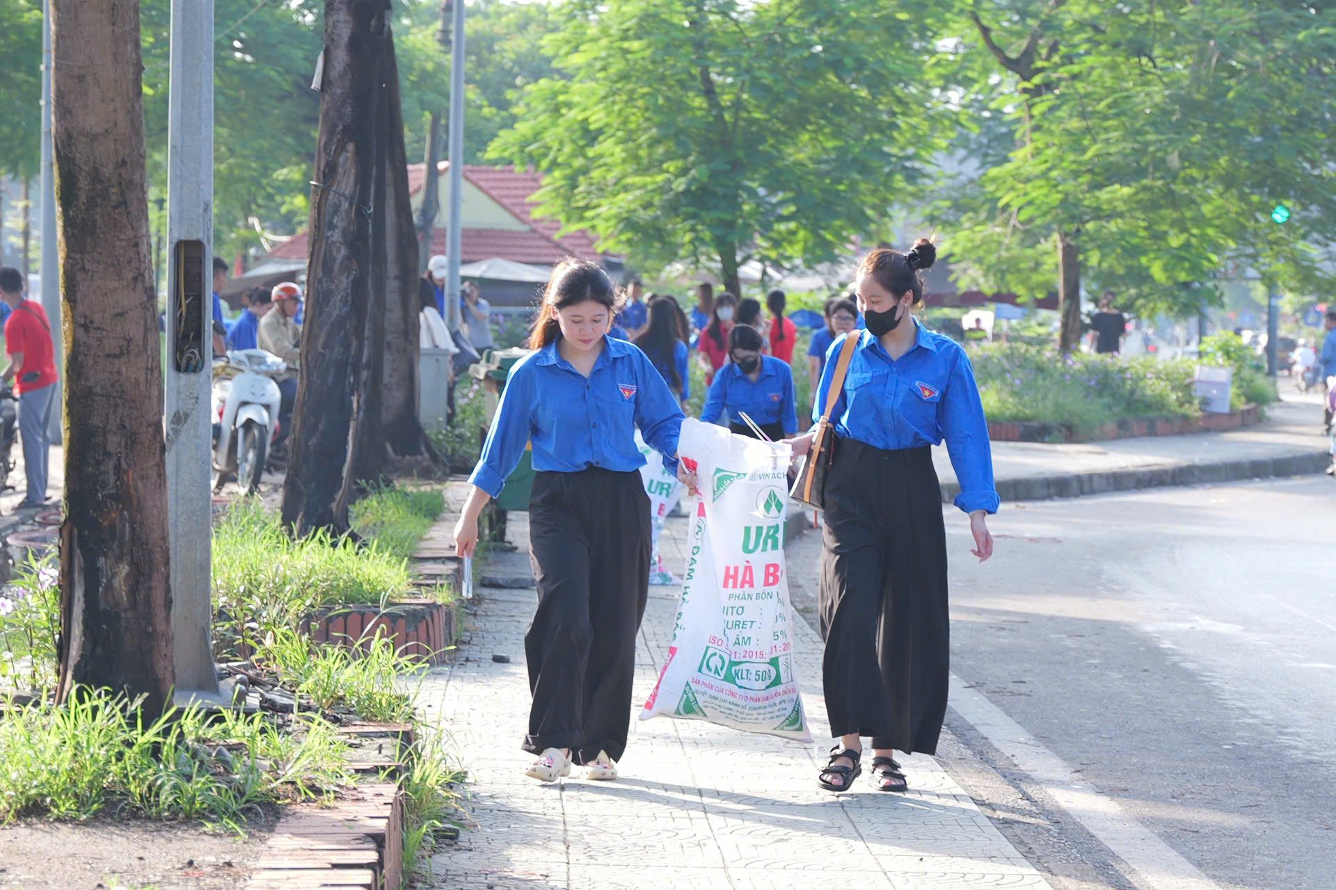 Hội LHPN phường Ba Đình: Phối hợp ra quân hưởng ứng Chiến dịch “Làm cho Thế giới sạch hơn” năm 2025 - ảnh 15