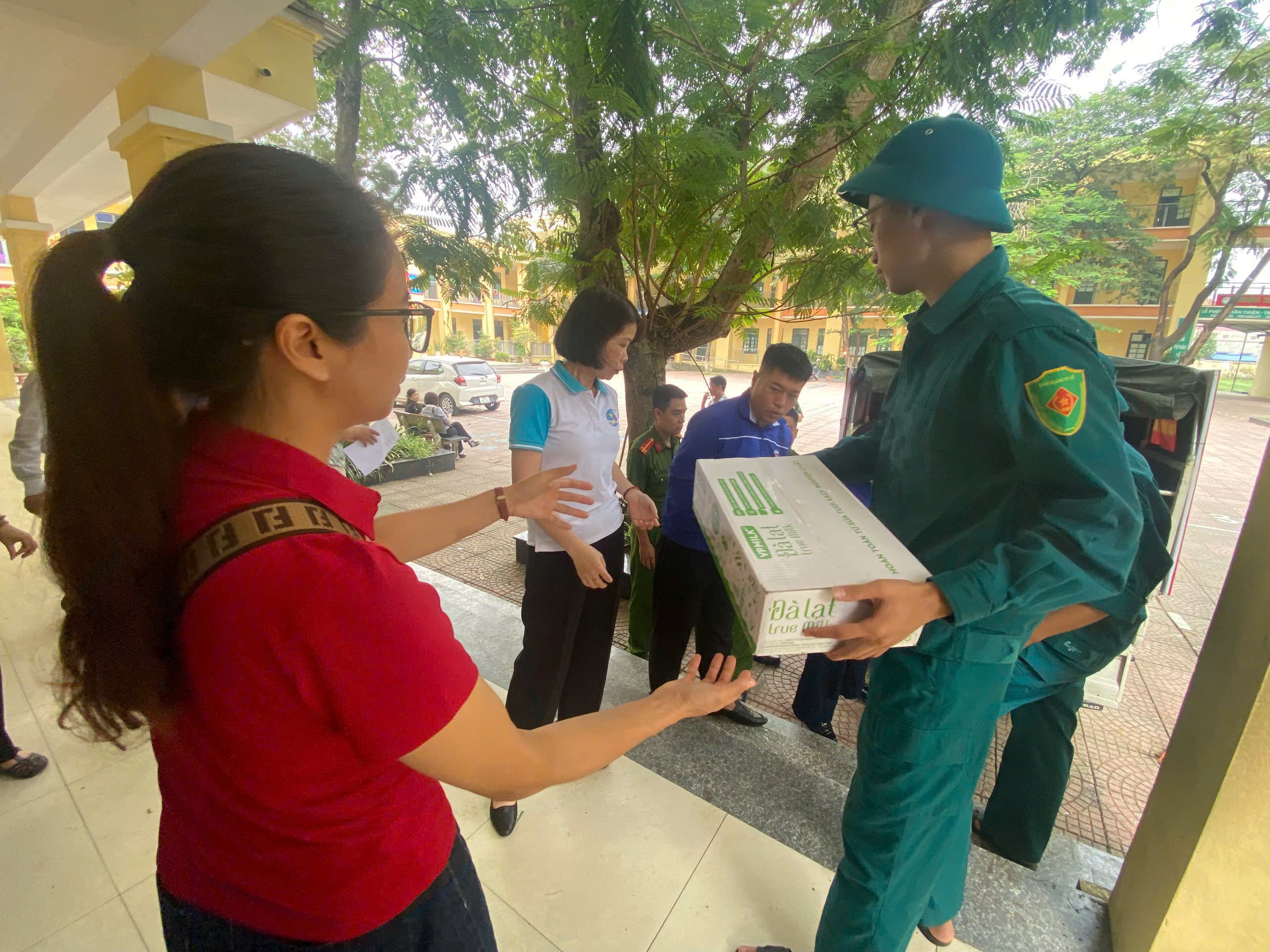 Phường Ngọc Hà: Chia sẻ khó khăn với người dân vùng ngập lụt - ảnh 5