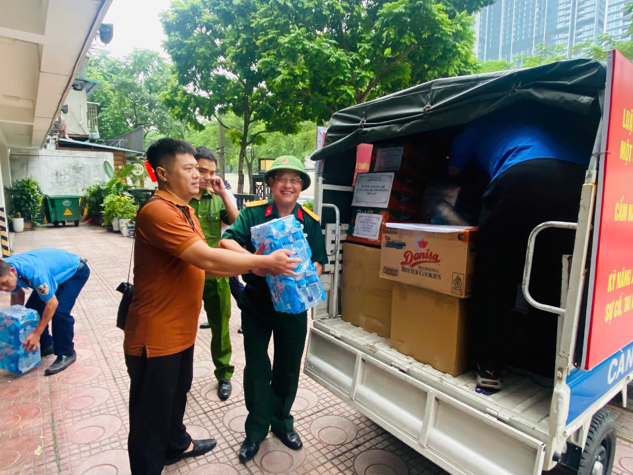 Phường Ngọc Hà: Chia sẻ khó khăn với người dân vùng ngập lụt - ảnh 3