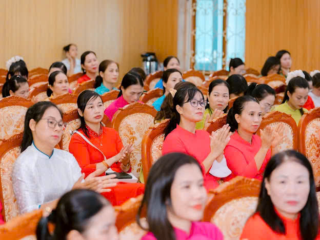 Hội LHPN xã Thư Lâm: Gặp gỡ, tri ân cán bộ Hội qua các thời kỳ - ảnh 4