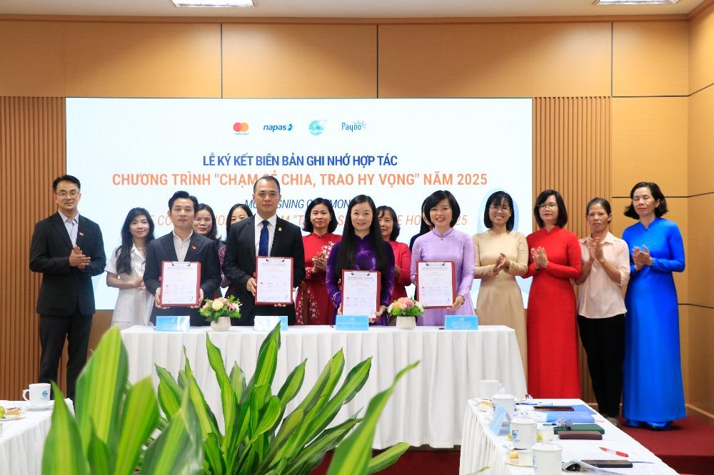 Trung ương Hội LHPN Việt Nam: Ký kết biên bản ghi nhớ triển khai chương trình “Chạm sẻ chia, trao hy vọng 2025” - ảnh 2