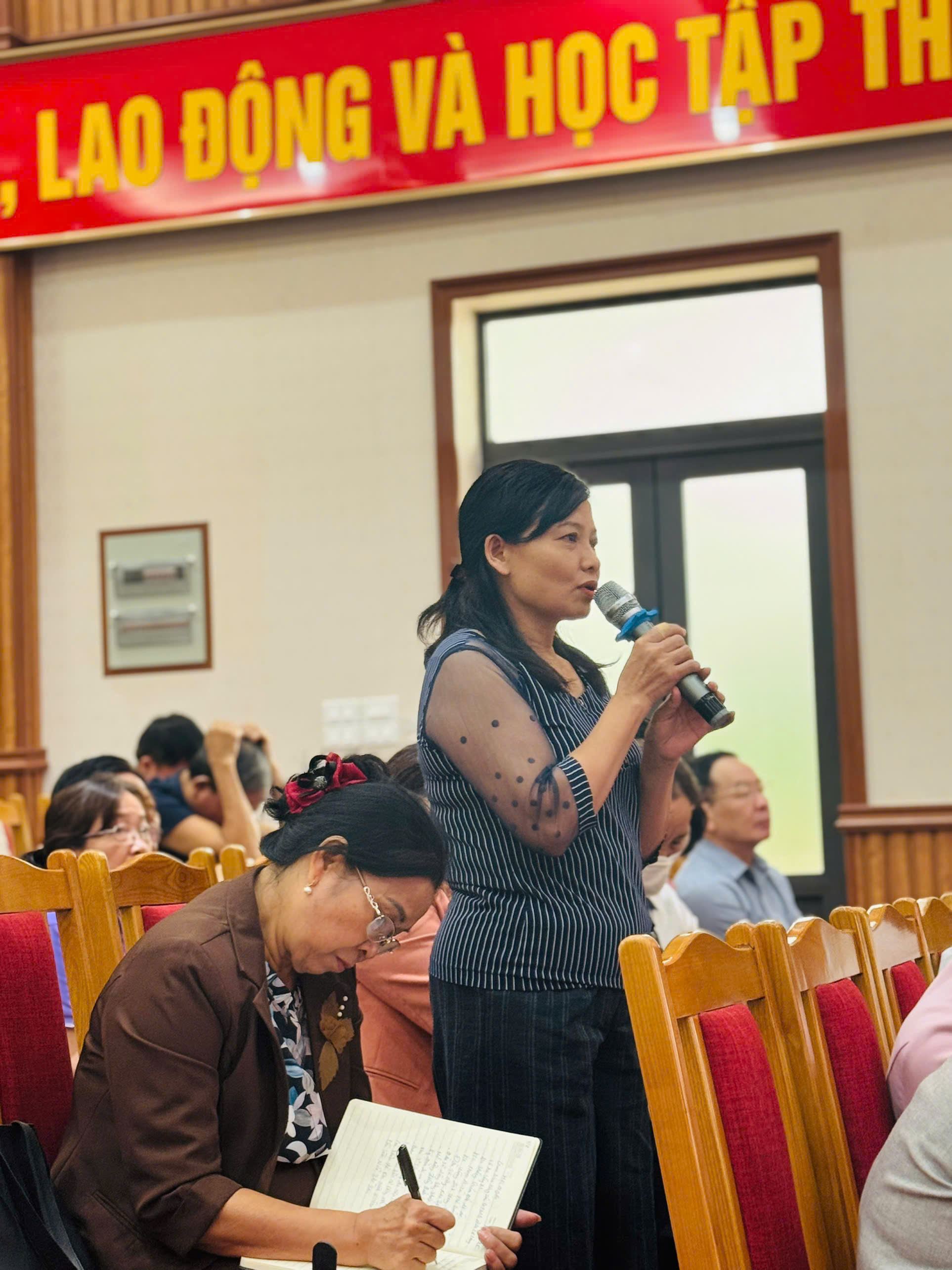 Phụ nữ Đông Anh tham gia Hội nghị đối thoại với Bí thư Đảng ủy xã - ảnh 2