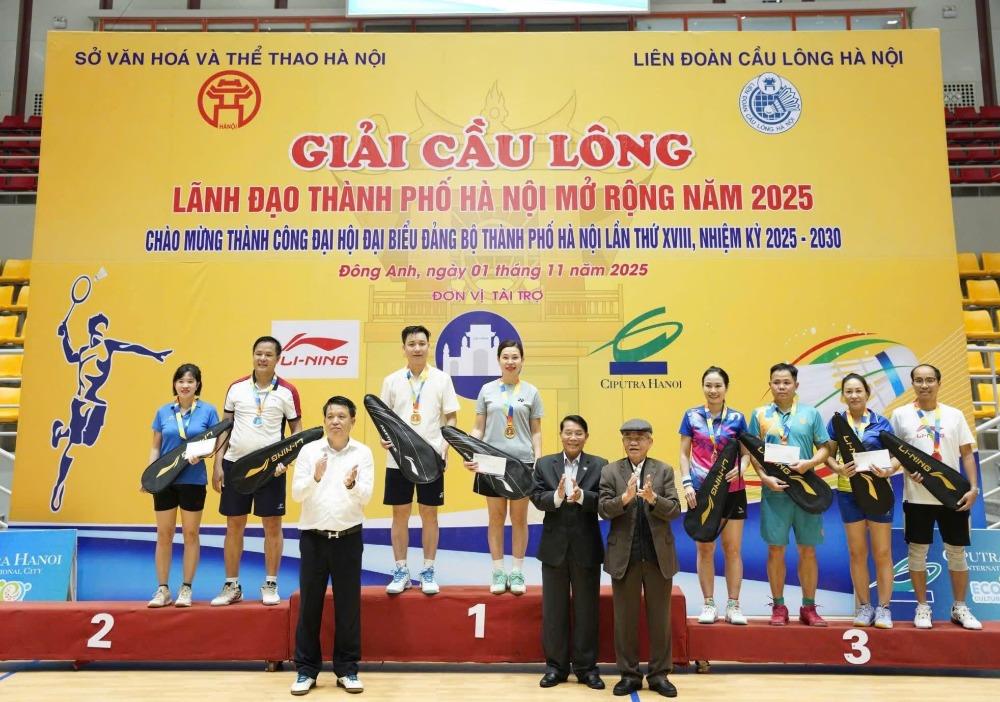 Phó Chủ tịch Hội LHPN xã Đông Anh cùng đồng đội giành giải Nhất cầu lông đôi nam nữ - ảnh 1