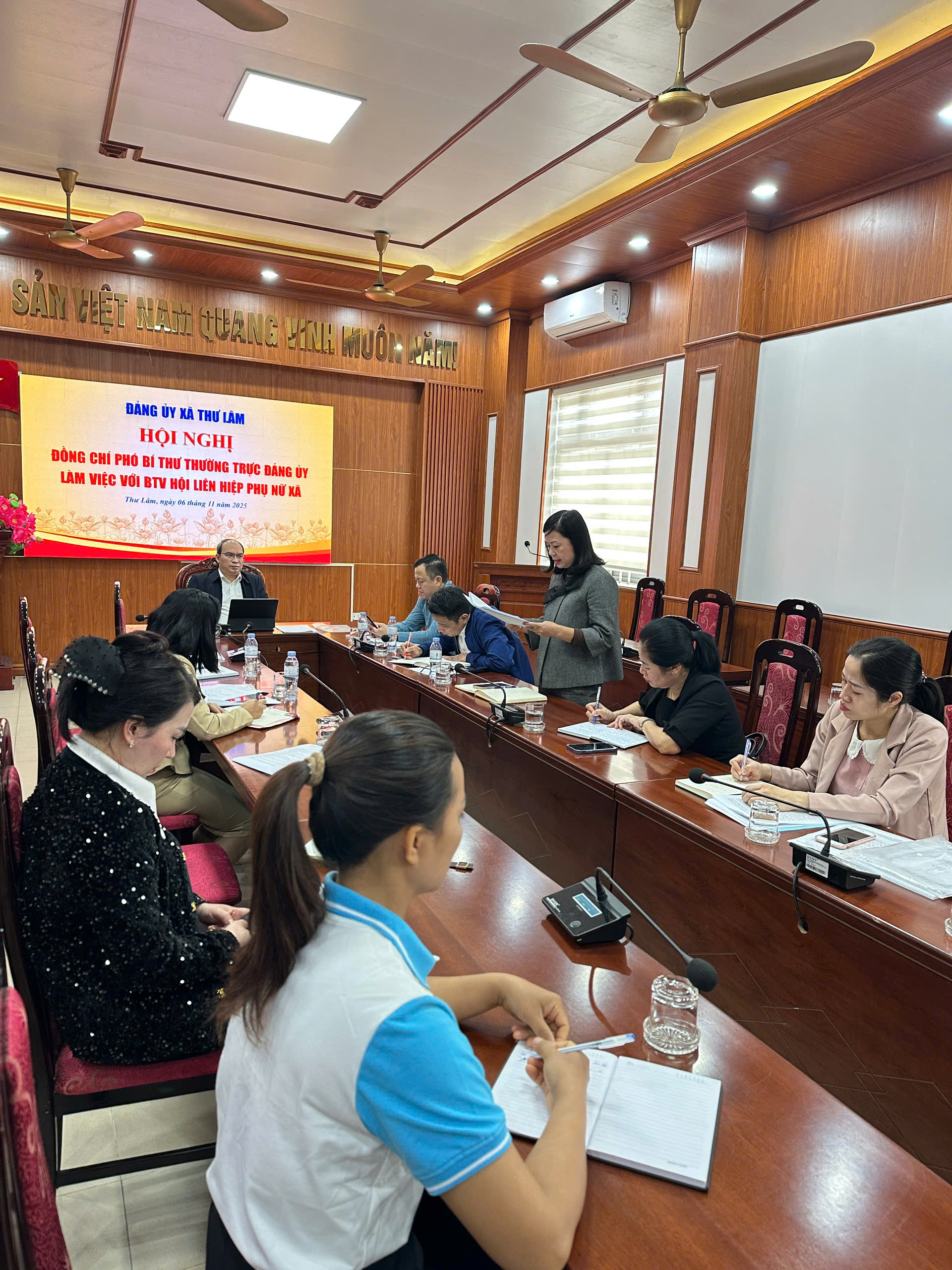 Phó Bí thư Thường trực Đảng uỷ xã làm việc với Thường vụ Hội LHPN xã Thư Lâm - ảnh 2