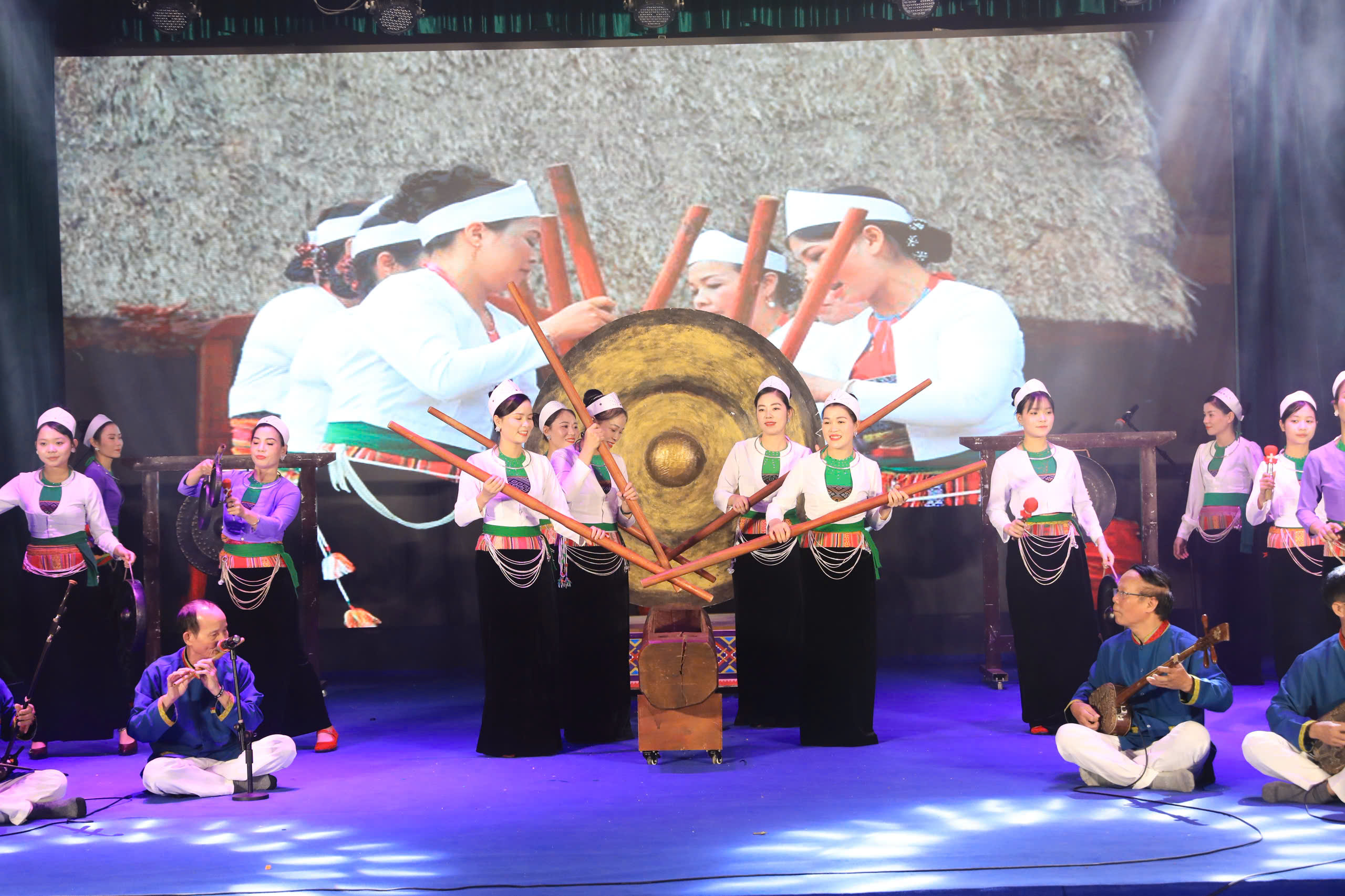 Quyết sách mang tính bước ngoặt cho vùng đồng bào dân tộc thiểu số và miền núi Thủ đô - ảnh 7