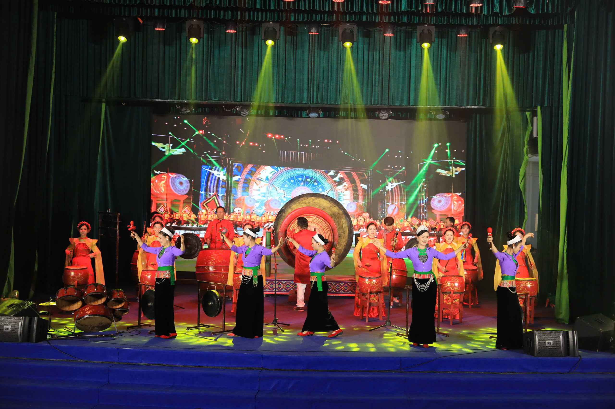 Quyết sách mang tính bước ngoặt cho vùng đồng bào dân tộc thiểu số và miền núi Thủ đô - ảnh 6