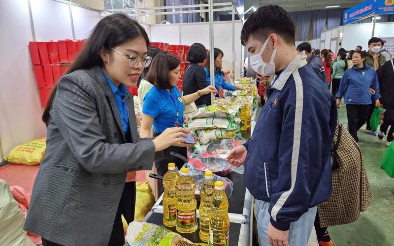 Chợ Tết Công đoàn dành cho công nhân lao động dịp Tết Nguyên đán - ảnh 1