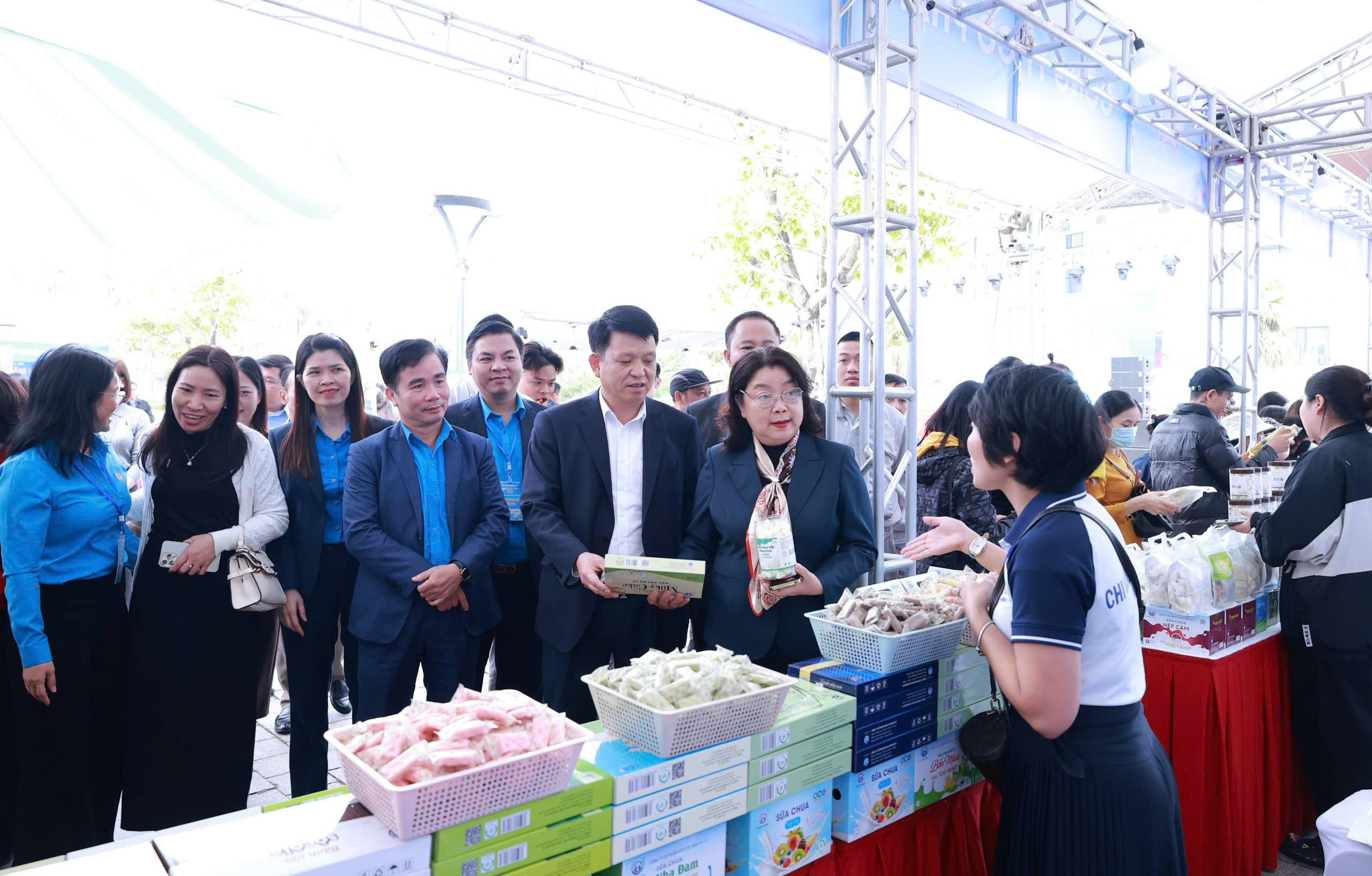 Khai mạc Hội chợ hàng Việt phục vụ công nhân lao động và Nhân dân Thủ đô - ảnh 3