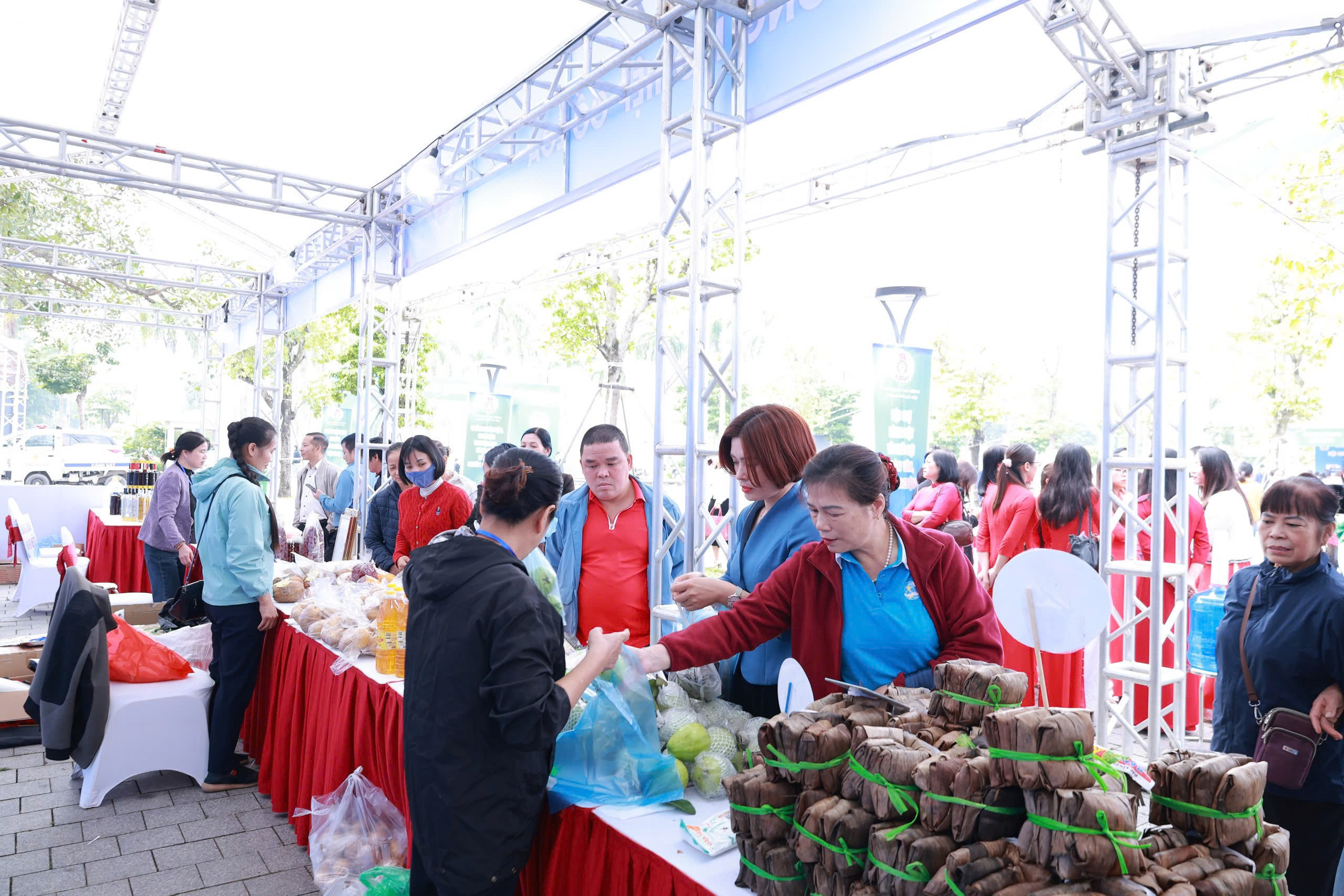 Khai mạc Hội chợ hàng Việt phục vụ công nhân lao động và Nhân dân Thủ đô - ảnh 4