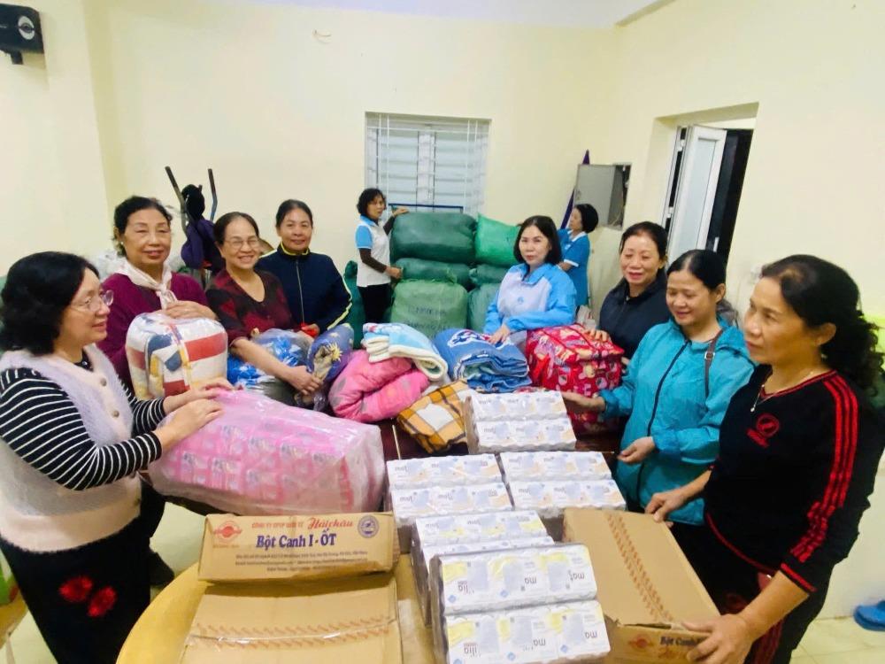Phường Ngọc Hà: Ủng hộ tiền, nhu yếu phẩm tổng trị giá hơn 1, 7 tỷ đồng gửi các tỉnh bị ảnh hưởng bởi mưa lũ - ảnh 1