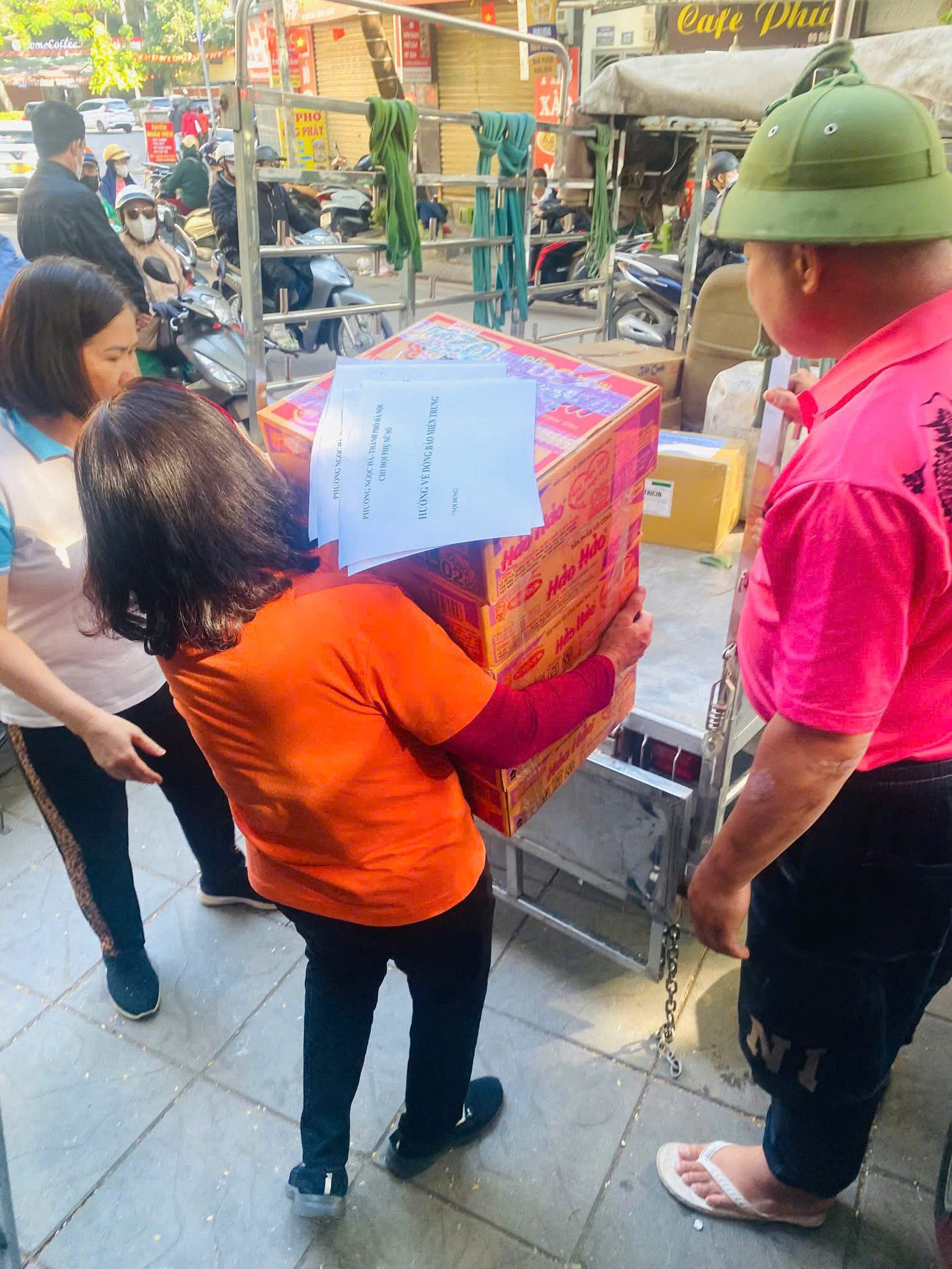 Phường Ngọc Hà: Ủng hộ tiền, nhu yếu phẩm tổng trị giá hơn 1, 7 tỷ đồng gửi các tỉnh bị ảnh hưởng bởi mưa lũ - ảnh 5