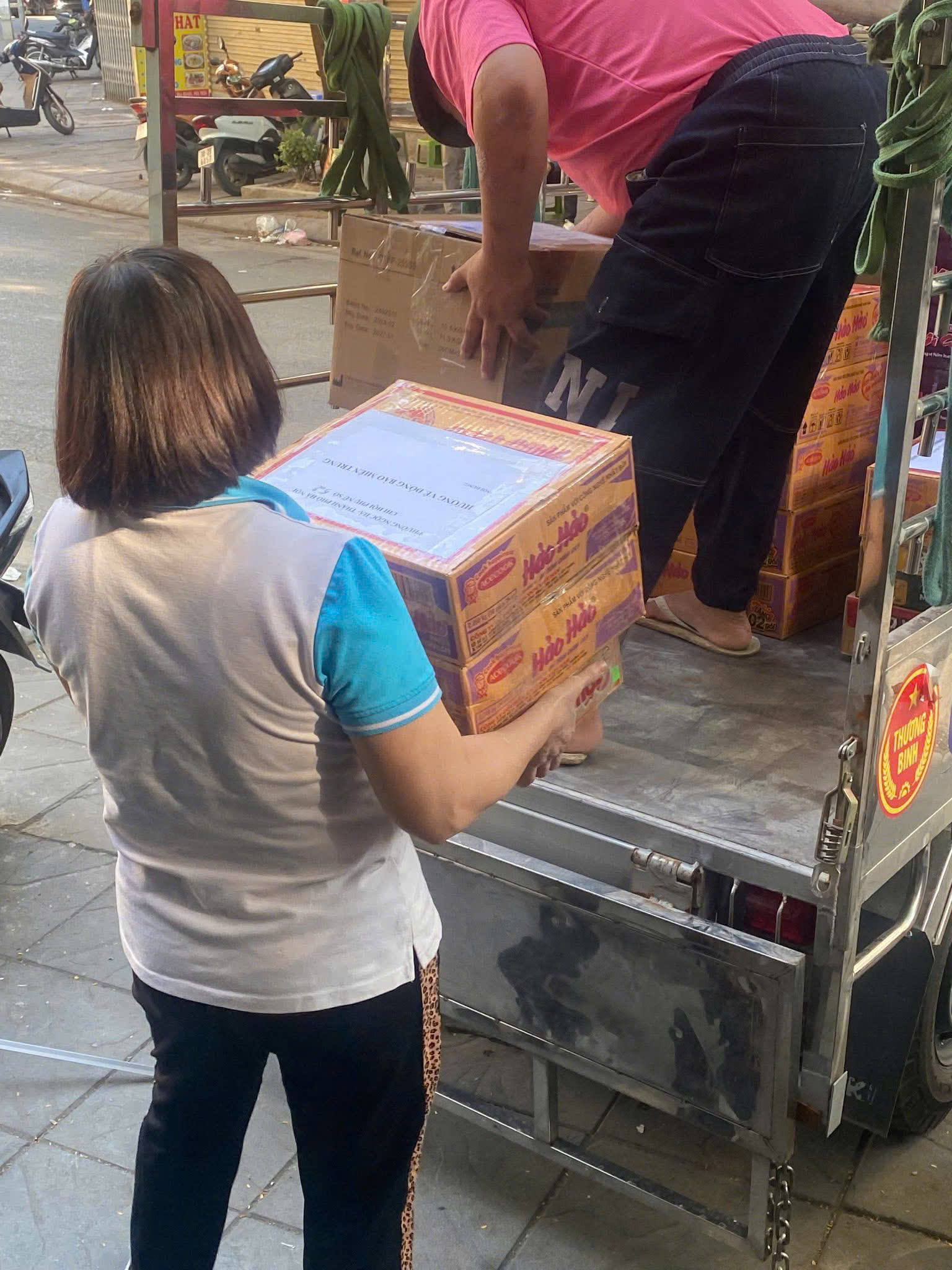 Phường Ngọc Hà: Ủng hộ tiền, nhu yếu phẩm tổng trị giá hơn 1, 7 tỷ đồng gửi các tỉnh bị ảnh hưởng bởi mưa lũ - ảnh 4