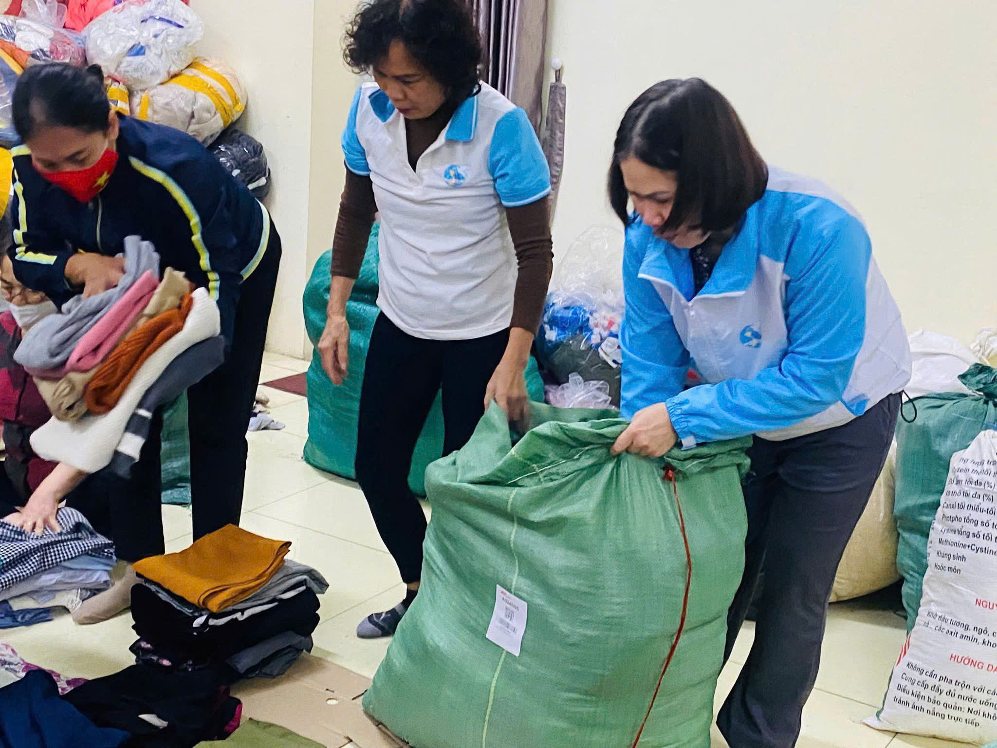 Phường Ngọc Hà: Ủng hộ tiền, nhu yếu phẩm tổng trị giá hơn 1, 7 tỷ đồng gửi các tỉnh bị ảnh hưởng bởi mưa lũ - ảnh 2