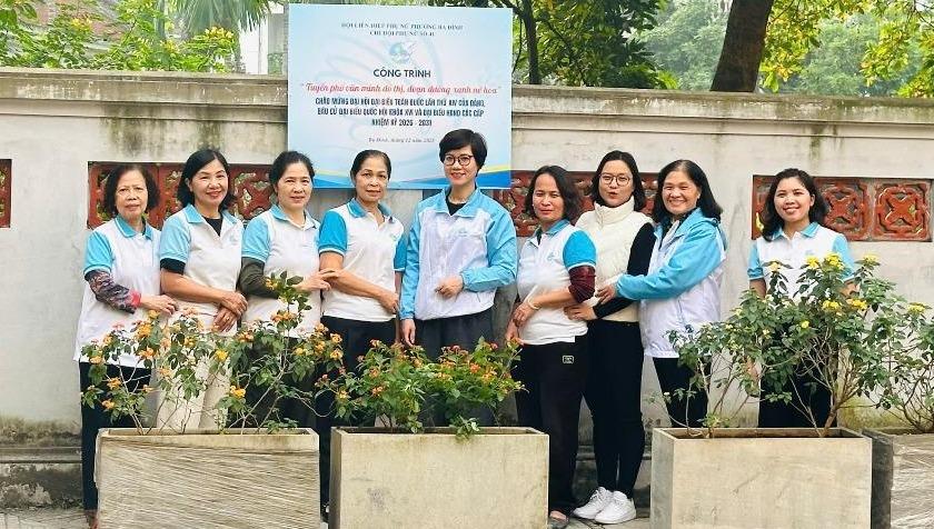 Hội LHPN phường Ba Đình: Gắn biển công trình “Tuyến phố văn minh, đoạn đường xanh nở hoa” - ảnh 1