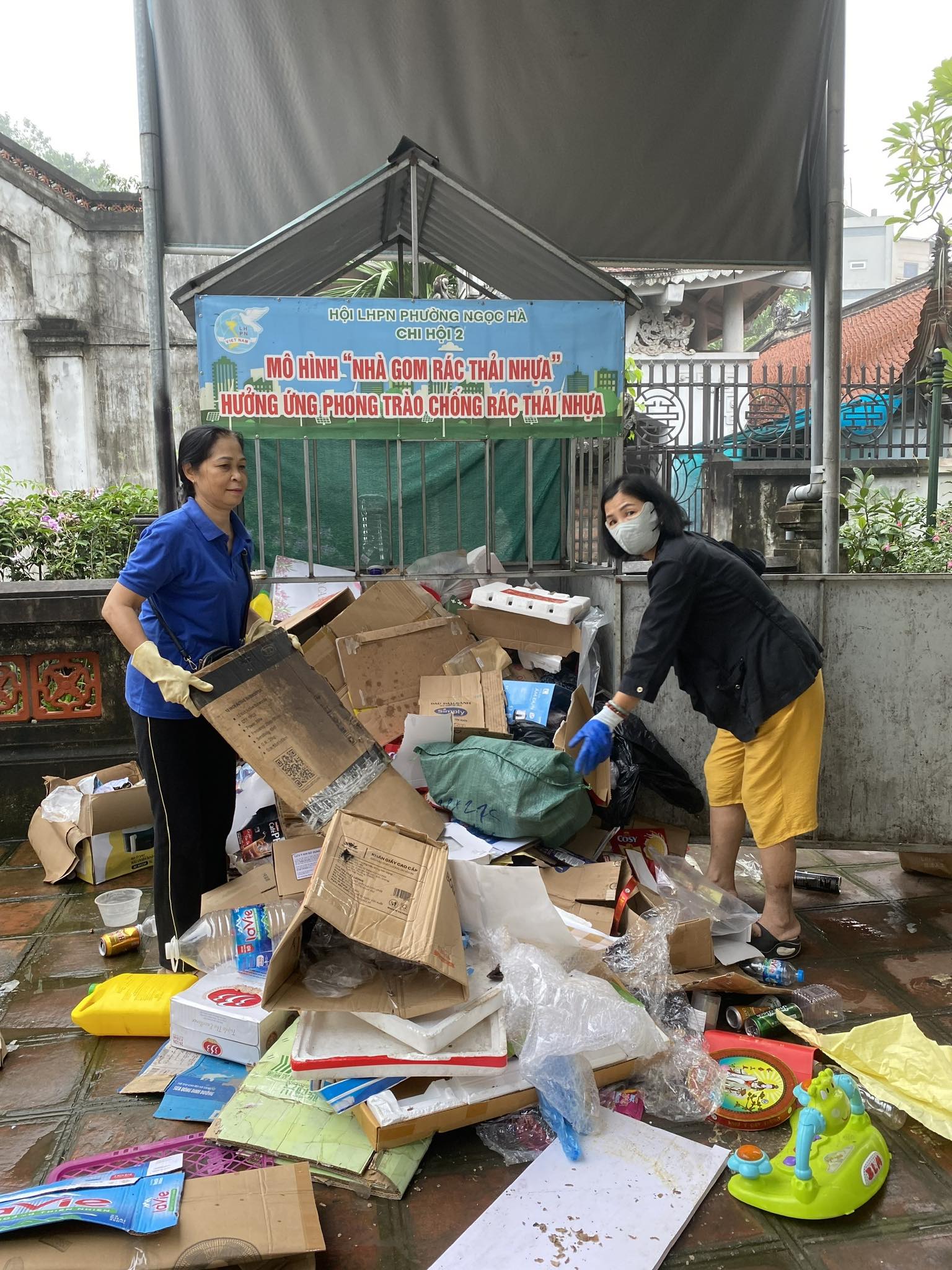 Hội LHPN phường Ba Đình: Gắn biển công trình “Tuyến phố văn minh, đoạn đường xanh nở hoa” - ảnh 6