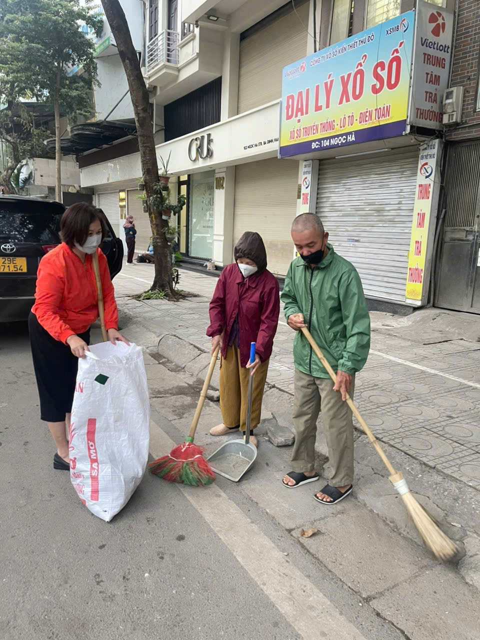 Hội LHPN phường Ba Đình: Gắn biển công trình “Tuyến phố văn minh, đoạn đường xanh nở hoa” - ảnh 10