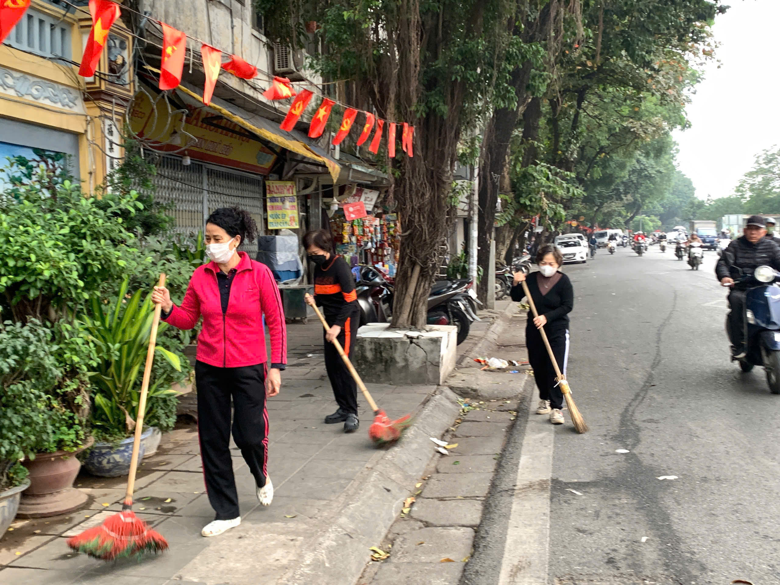 Hội LHPN phường Ba Đình: Gắn biển công trình “Tuyến phố văn minh, đoạn đường xanh nở hoa” - ảnh 13