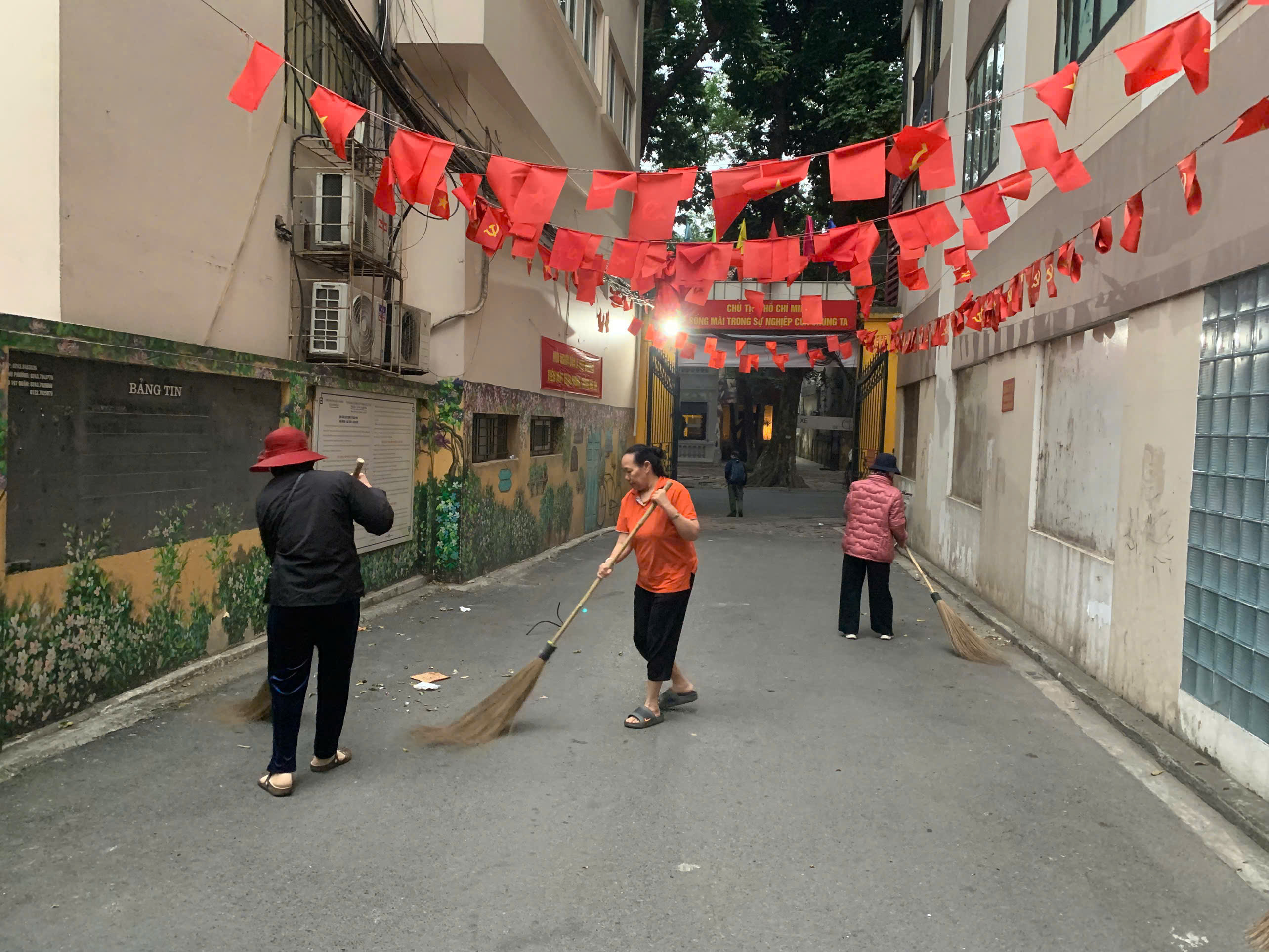 Hội LHPN phường Ba Đình: Gắn biển công trình “Tuyến phố văn minh, đoạn đường xanh nở hoa” - ảnh 12