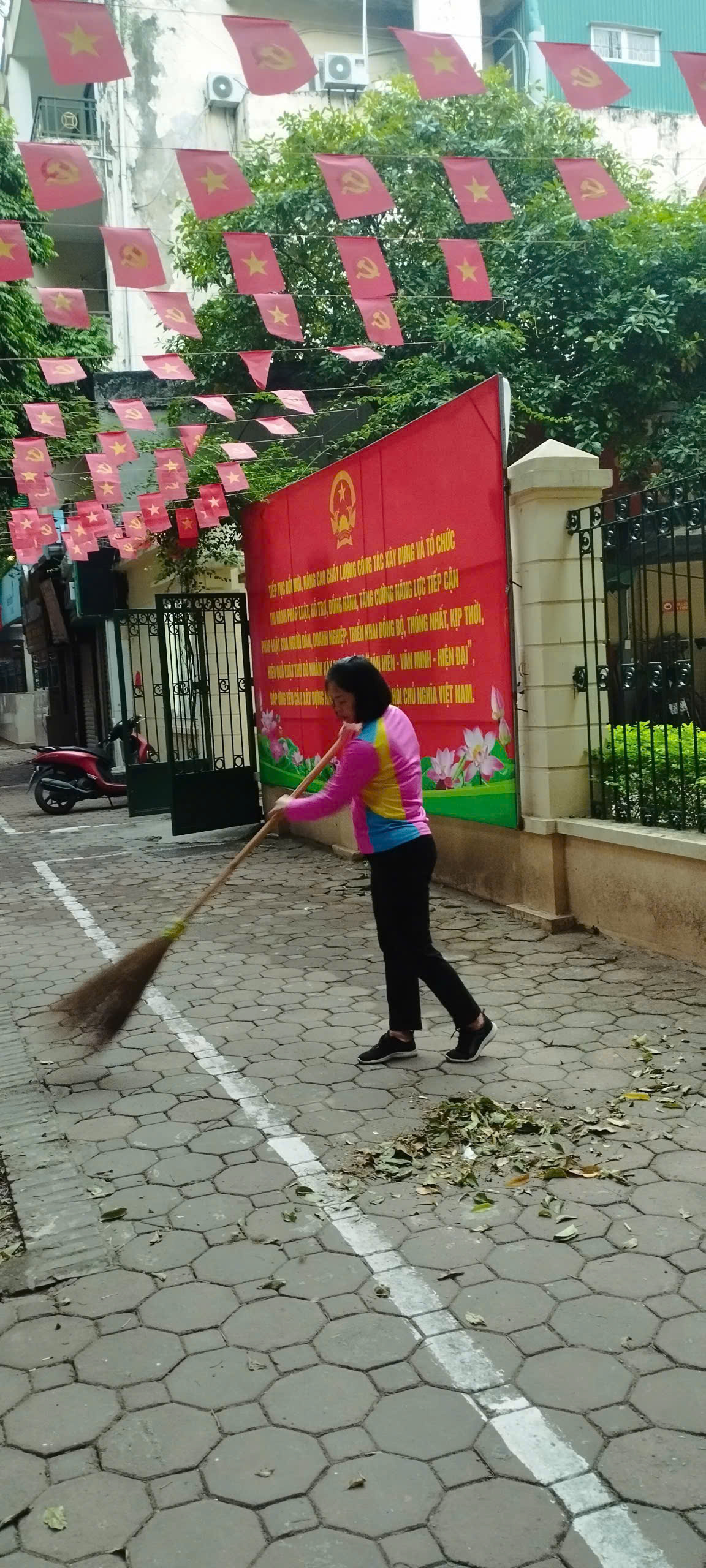 Hội LHPN phường Ba Đình: Gắn biển công trình “Tuyến phố văn minh, đoạn đường xanh nở hoa” - ảnh 9