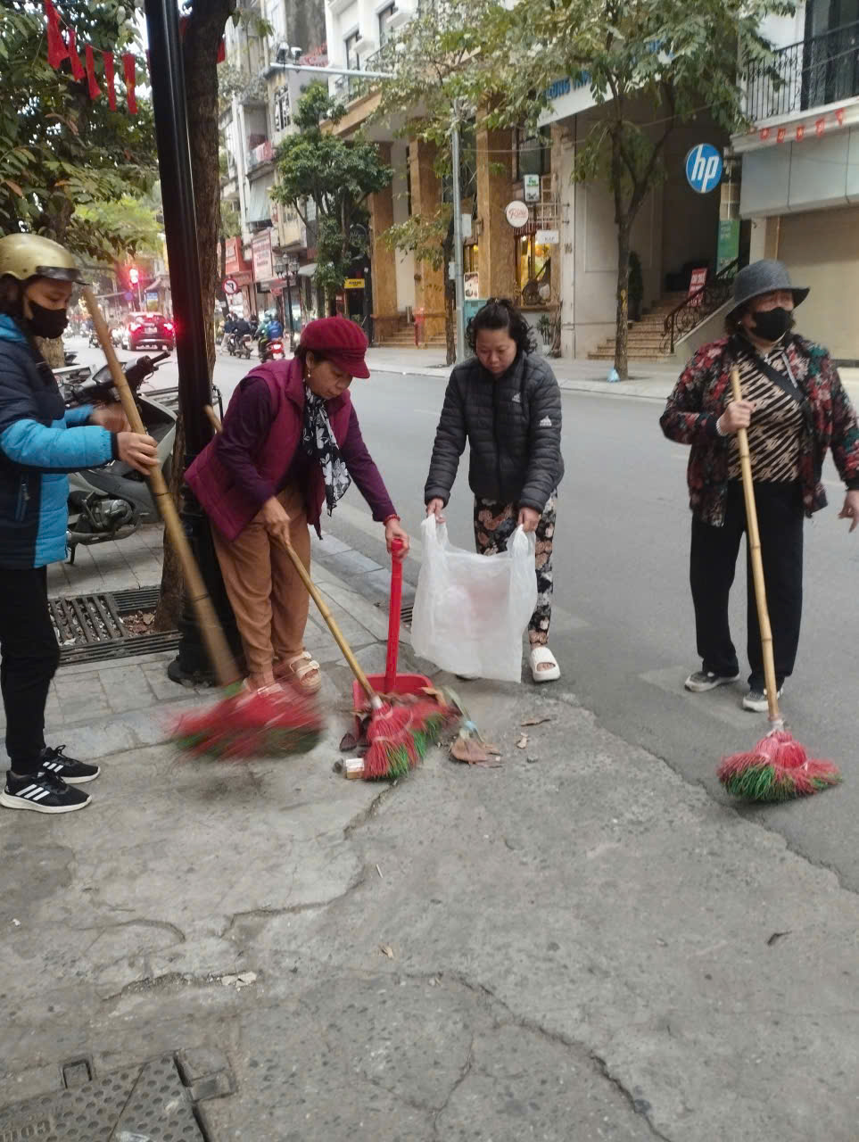 Hội LHPN phường Ba Đình: Gắn biển công trình “Tuyến phố văn minh, đoạn đường xanh nở hoa” - ảnh 8