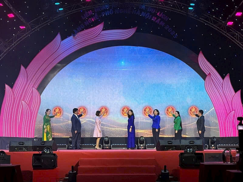 “Trăm nghề tinh hoa, ngàn vị lan tỏa” tại Liên hoan Ẩm thực, Du lịch làng nghề, phố nghề Hà Nội - ảnh 1