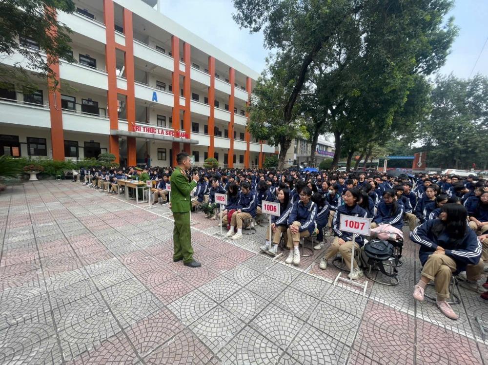 Chi hội Phụ nữ Công An xã Thư Lâm: Phối hợp tuyên truyền, phổ biến pháp luật trong trường học - ảnh 1