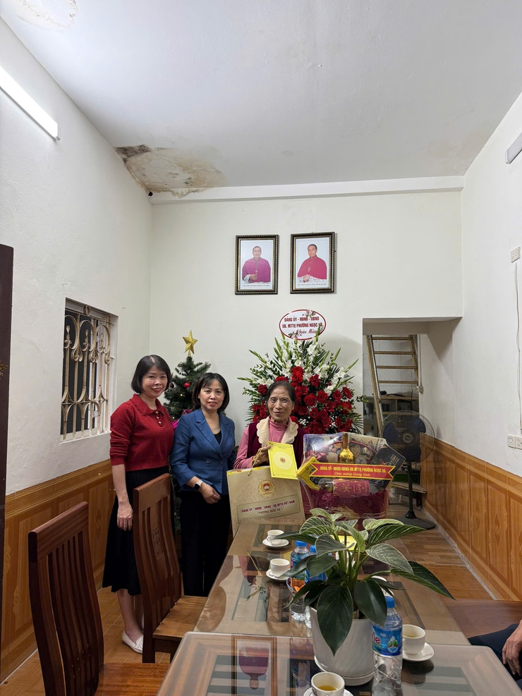 Phường Ngọc Hà: Thăm, chúc mừng các xứ, họ nhân dịp Noel 2025 - ảnh 4