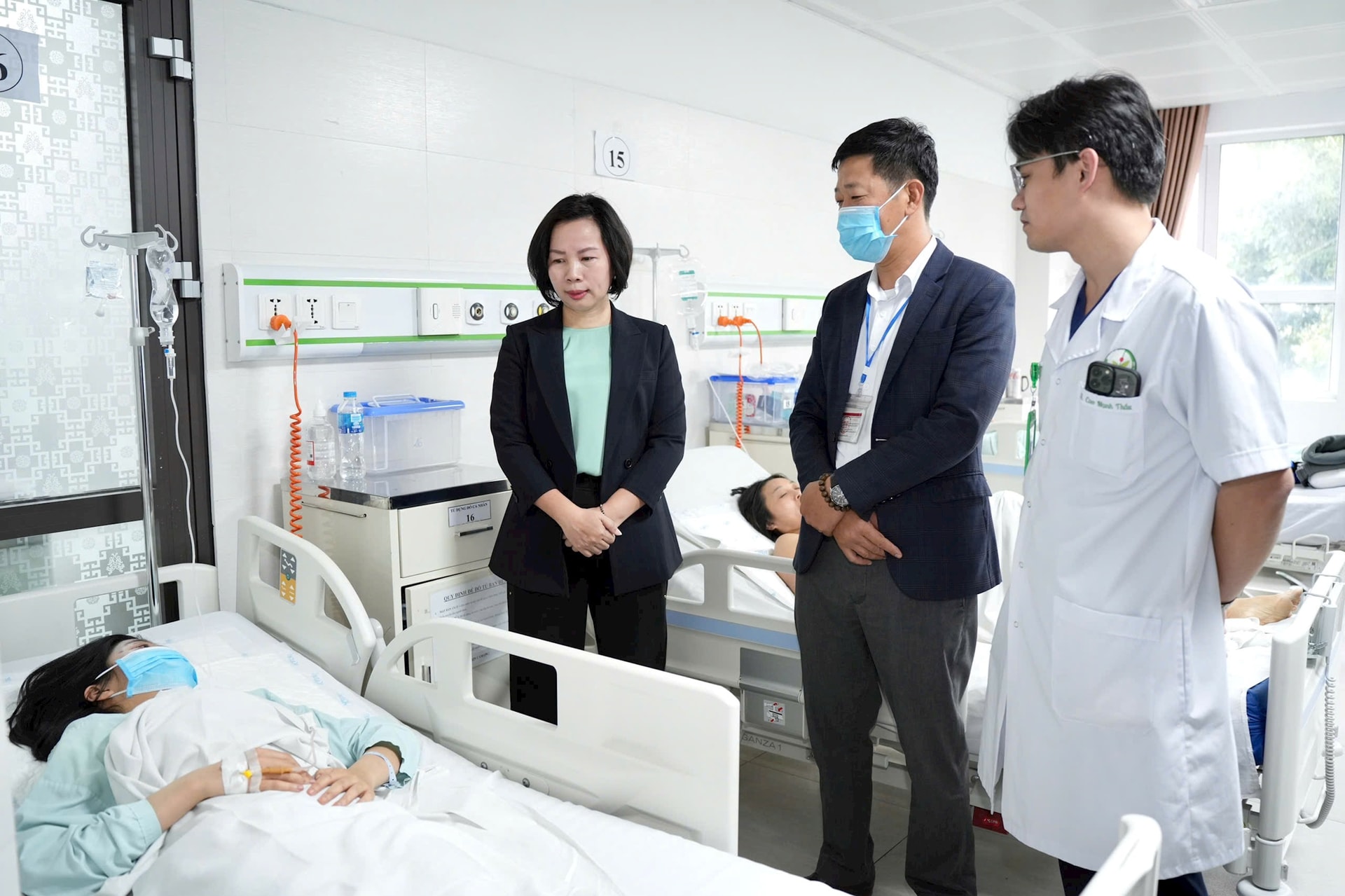 Chủ tịch Ủy ban MTTQ Việt Nam TP Hà Nội Bùi Huyền Mai thăm, động viên các nạn nhân trong vụ lật xe tại Lào Cai - ảnh 2