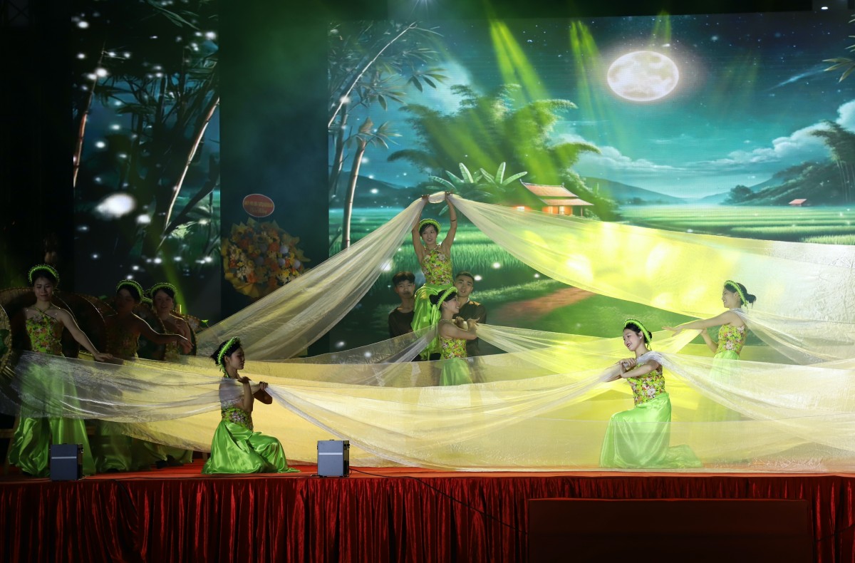 Sôi nổi Chương trình nghệ thuật chào mừng thành công Đại hội Công đoàn thành phố Hà Nội lần thứ XVIII - ảnh 4