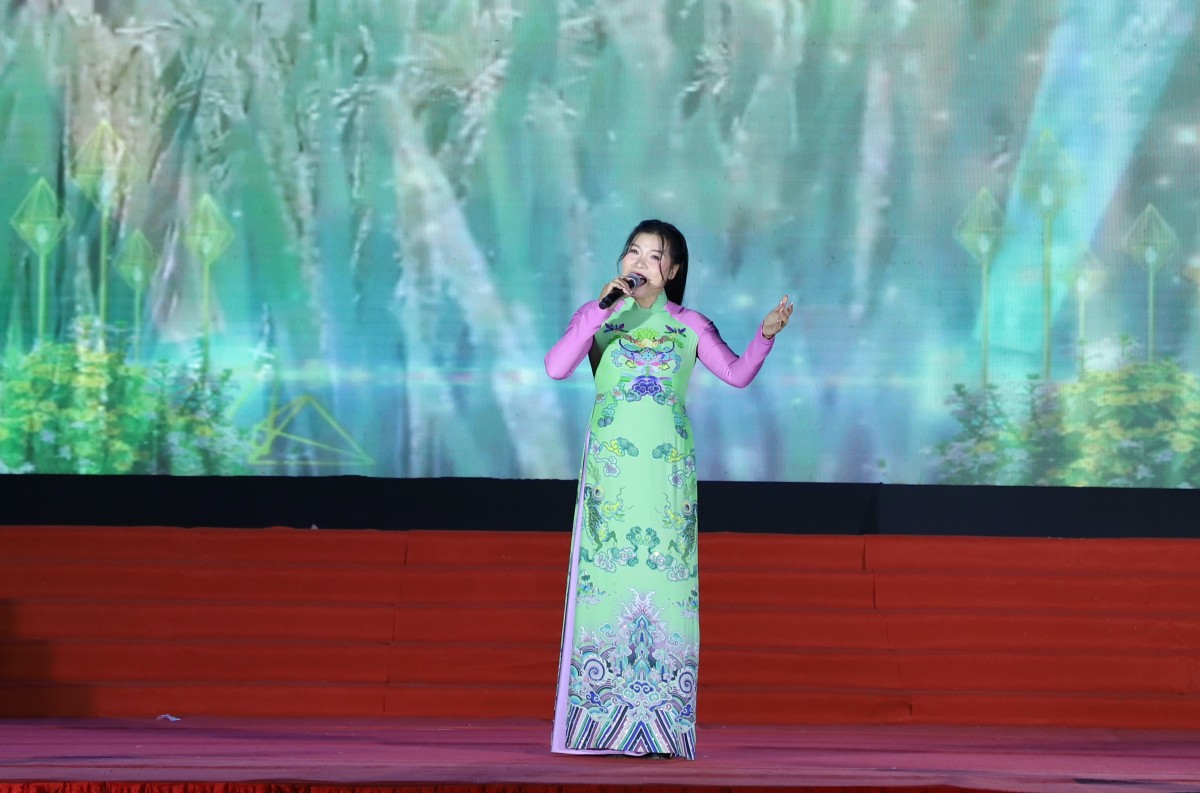 Sôi nổi Chương trình nghệ thuật chào mừng thành công Đại hội Công đoàn thành phố Hà Nội lần thứ XVIII - ảnh 5