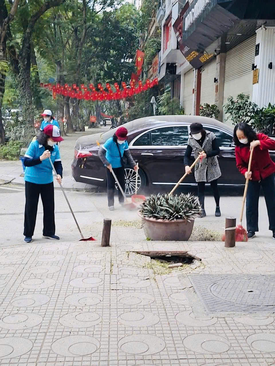 Phụ nữ Ngọc Hà ra quân chỉnh trang ngõ phố chào mừng Đại hội Đảng toàn quốc lần thứ XIV - ảnh 1