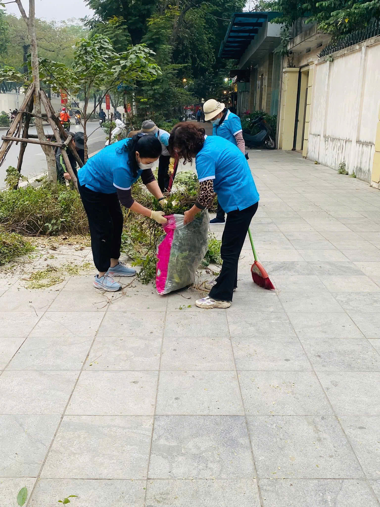 Phụ nữ Ngọc Hà ra quân chỉnh trang ngõ phố chào mừng Đại hội Đảng toàn quốc lần thứ XIV - ảnh 10