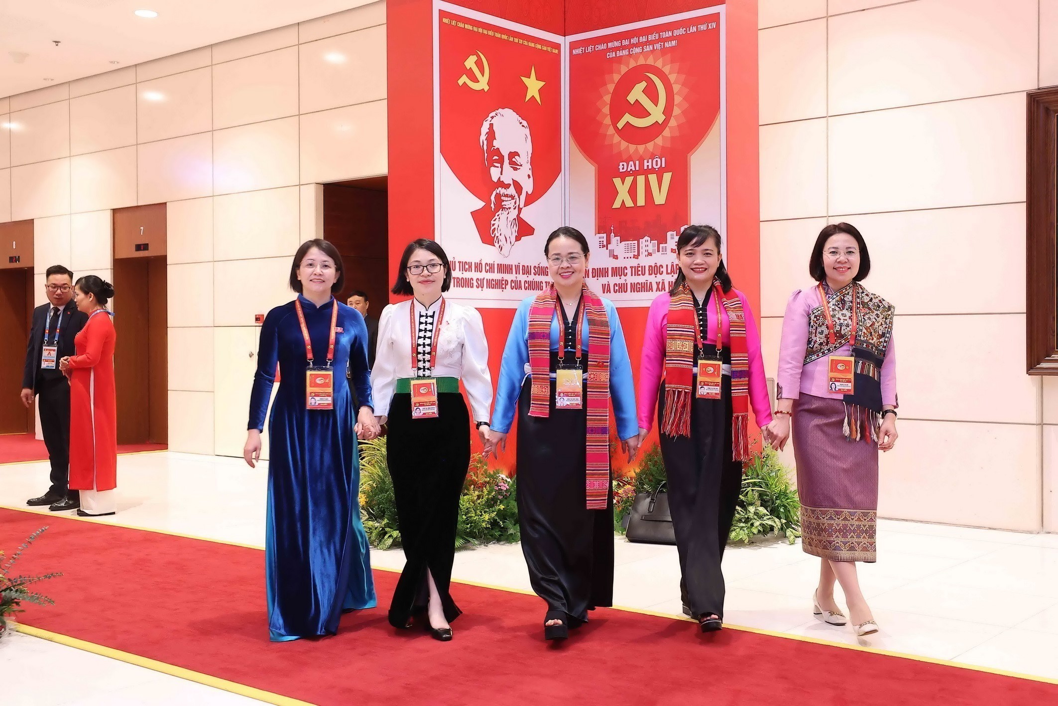 Một số hình ảnh đẹp của đại biểu nữ tại phiên khai mạc Đại hội XIV của Đảng - ảnh 12