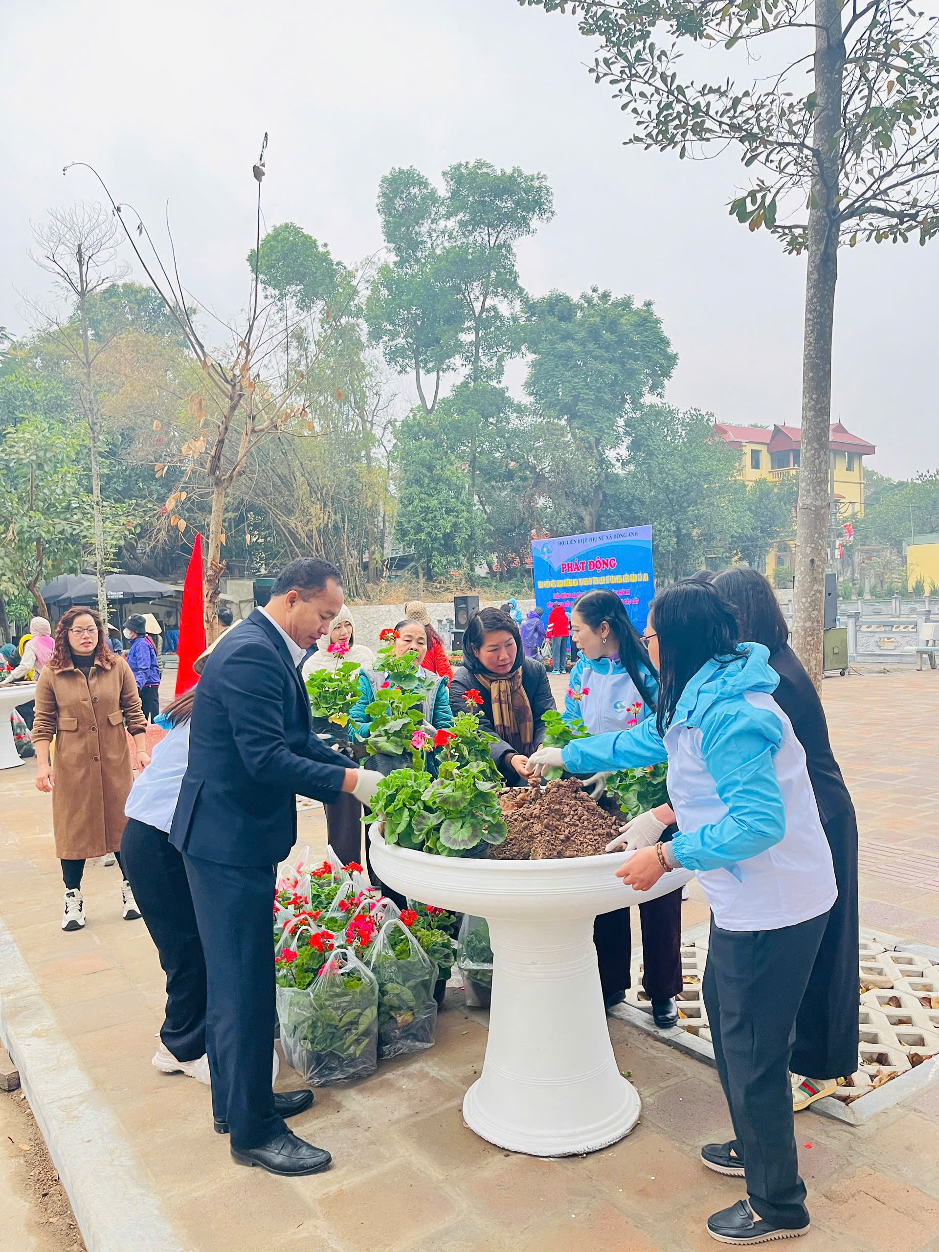 Hội LHPN xã Đông Anh: Bàn giao phần việc chào mừng thành công Đại hội Đảng toàn quốc lần thứ XIV - ảnh 7