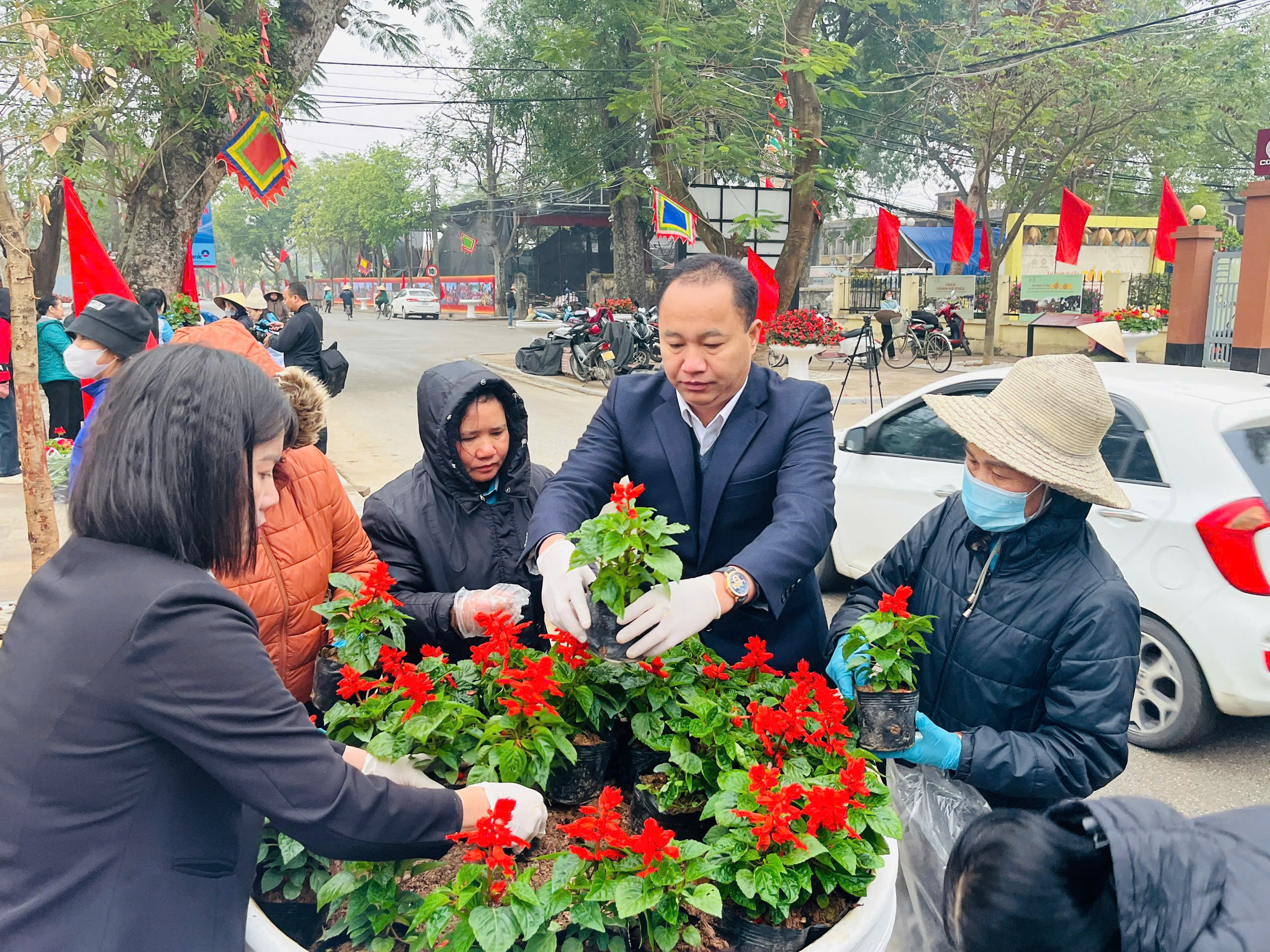 Hội LHPN xã Đông Anh: Bàn giao phần việc chào mừng thành công Đại hội Đảng toàn quốc lần thứ XIV - ảnh 6