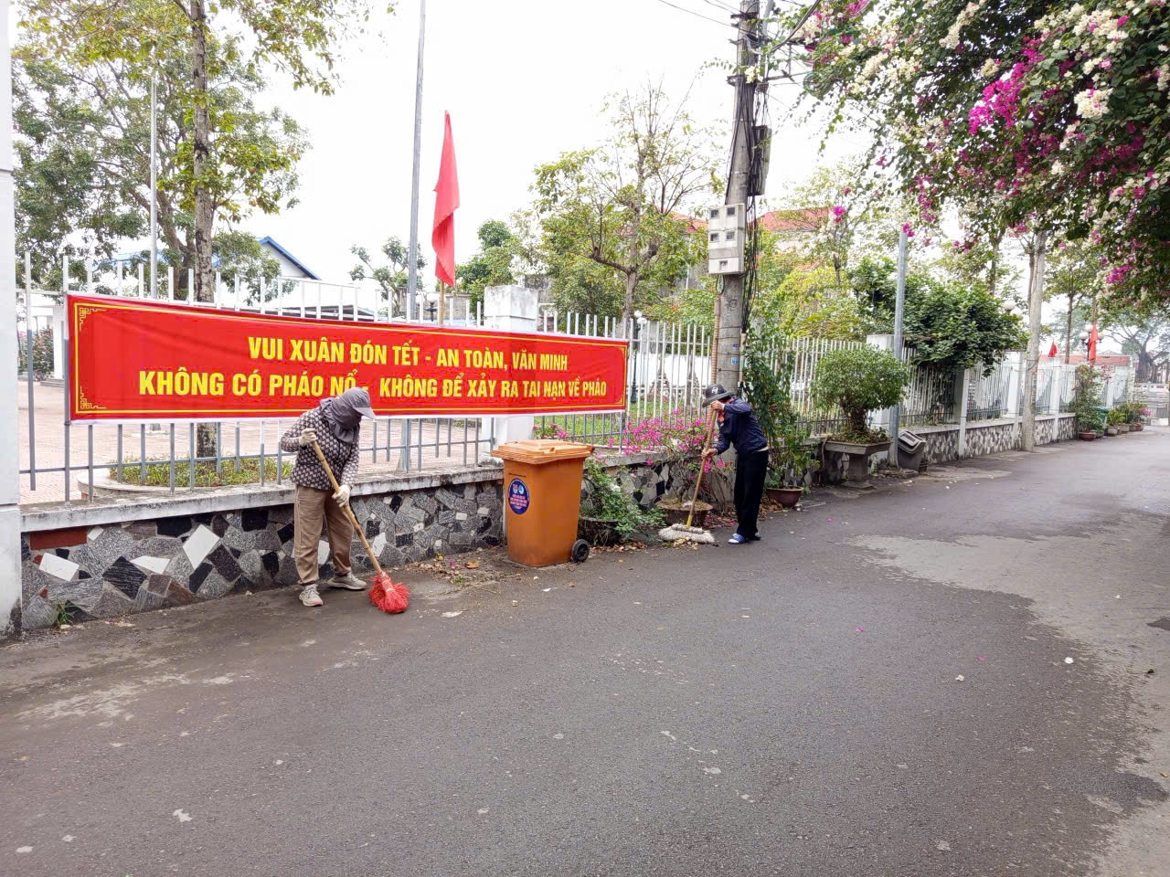 Phụ nữ Thư Lâm: Sôi nổi hưởng ứng cuộc thi “Thôn, khu, tổ dân phố Sáng- Xanh- Sạch- Đẹp- Hiệu quả” - ảnh 8