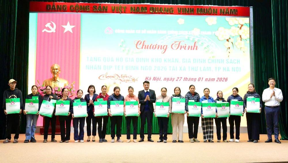 Hội LHPN xã Thư Lâm: Phối hợp trao quà Tết cho gia đình hội viên có hoàn cảnh khó khăn - ảnh 2